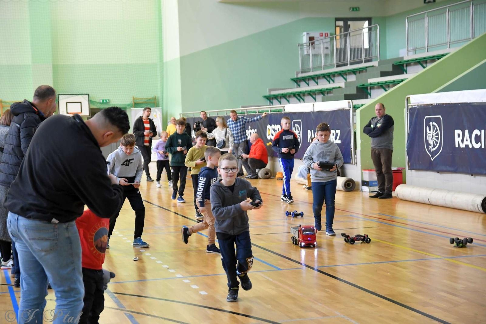 Zdjęcie w galerii na portalu naszraciborz.pl: Zdalnie sterowane wyścigi w Arenie Rafako [FOTO i WIDEO] wiadomości z regionu