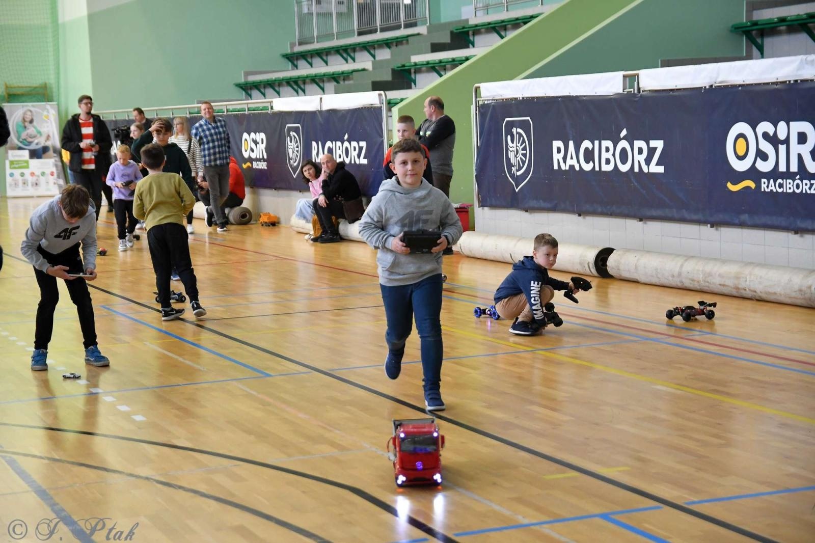 Zdjęcie w galerii na portalu naszraciborz.pl: Zdalnie sterowane wyścigi w Arenie Rafako [FOTO i WIDEO] wiadomości z regionu
