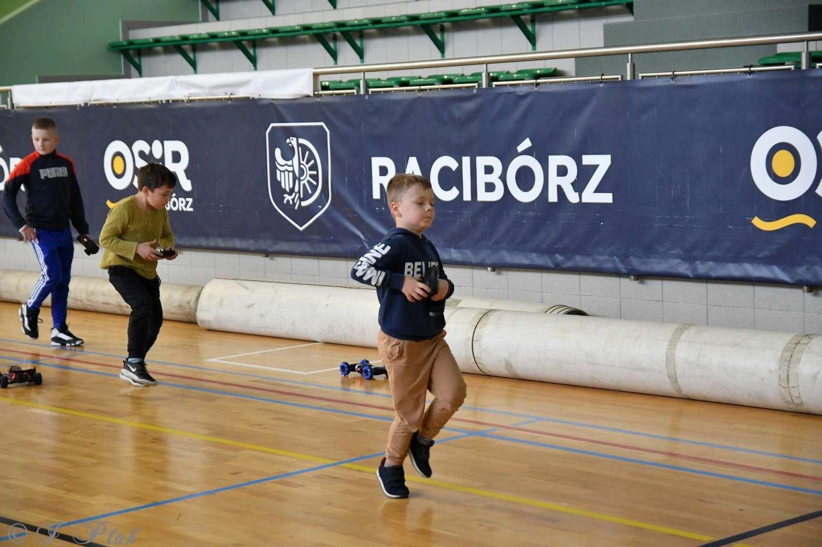 Zdjęcie w galerii na portalu naszraciborz.pl: Zdalnie sterowane wyścigi w Arenie Rafako [FOTO i WIDEO] wiadomości z regionu