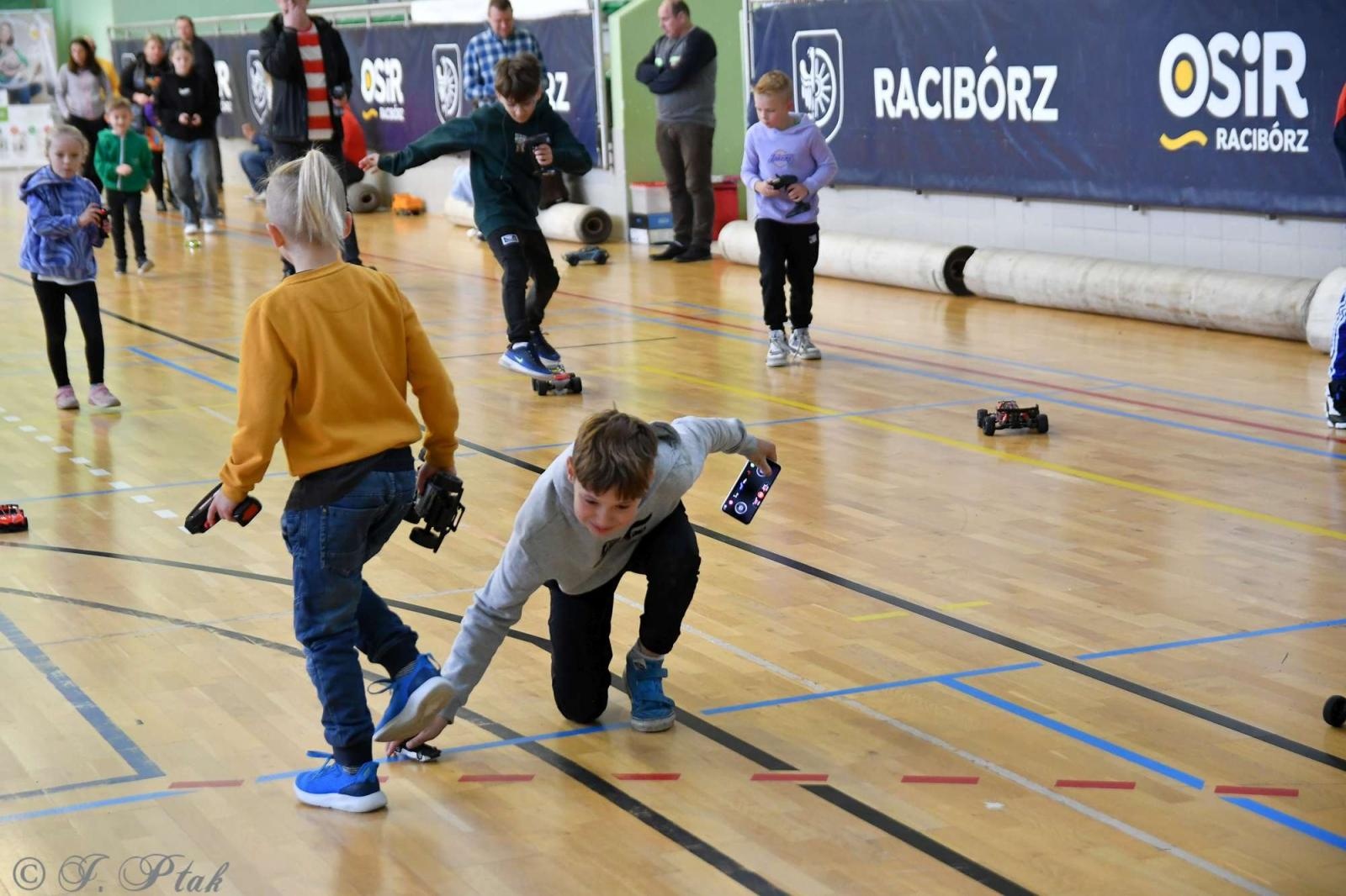Zdjęcie w galerii na portalu naszraciborz.pl: Zdalnie sterowane wyścigi w Arenie Rafako [FOTO i WIDEO] wiadomości z regionu