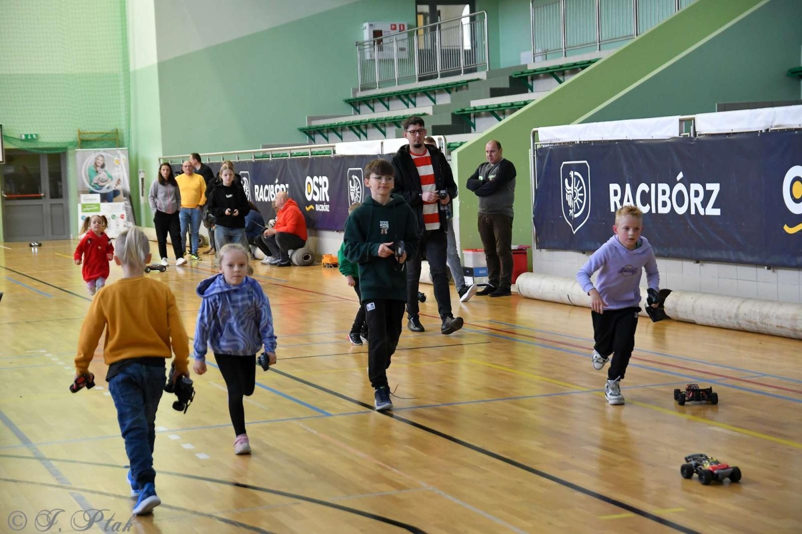 Zdjęcie w galerii na portalu naszraciborz.pl: Zdalnie sterowane wyścigi w Arenie Rafako [FOTO i WIDEO] wiadomości z regionu
