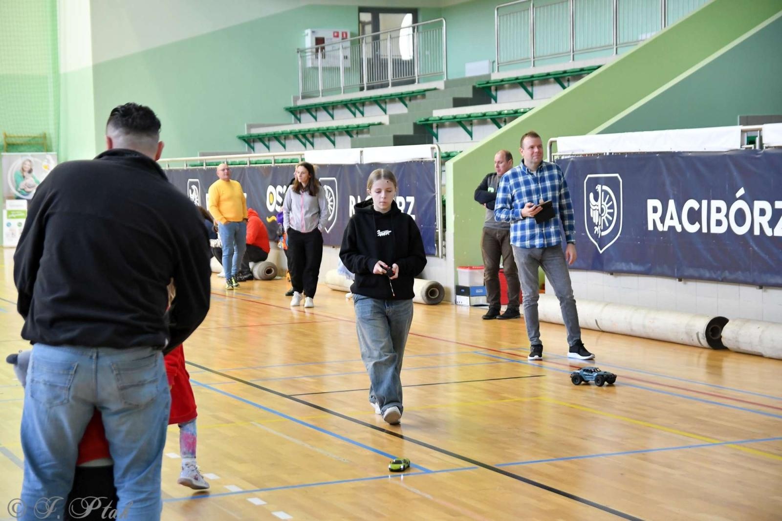 Zdjęcie w galerii na portalu naszraciborz.pl: Zdalnie sterowane wyścigi w Arenie Rafako [FOTO i WIDEO] wiadomości z regionu