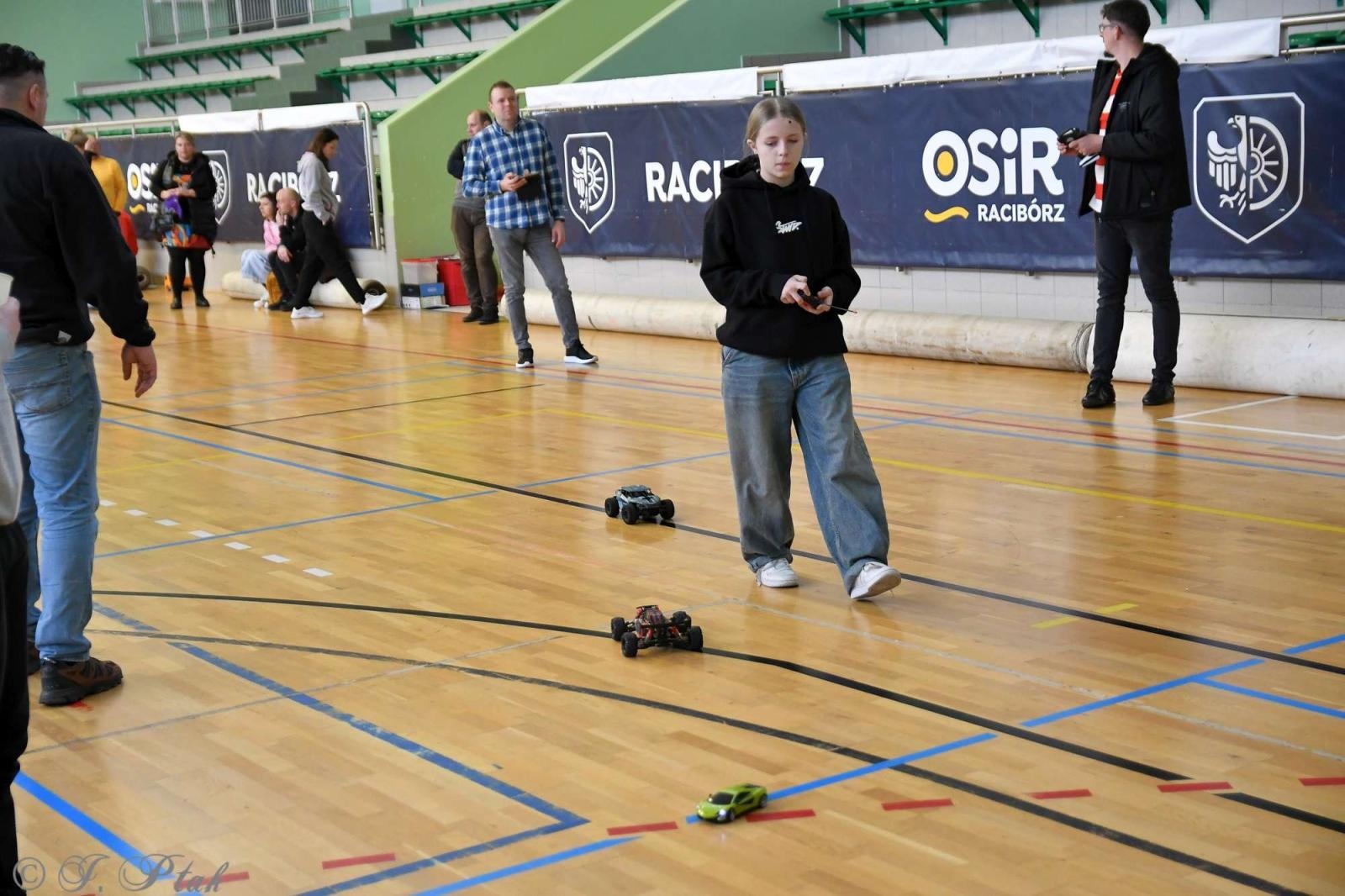 Zdjęcie w galerii na portalu naszraciborz.pl: Zdalnie sterowane wyścigi w Arenie Rafako [FOTO i WIDEO] wiadomości z regionu