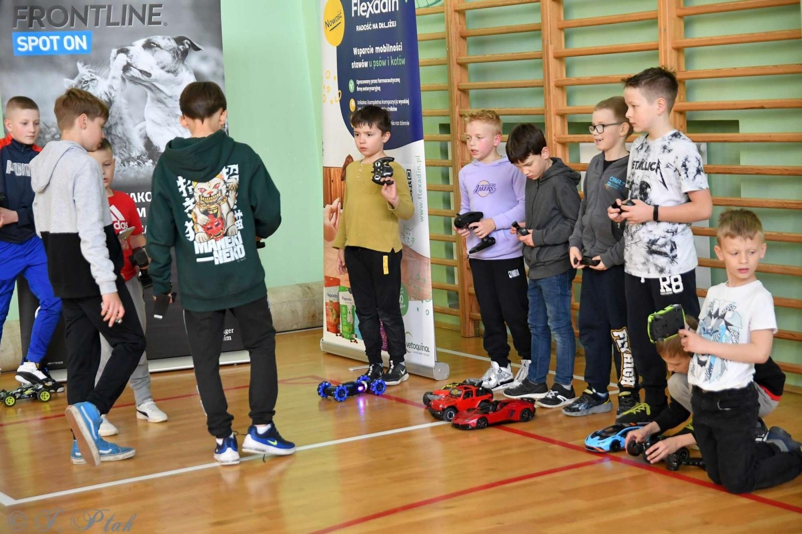 Zdjęcie w galerii na portalu naszraciborz.pl: Zdalnie sterowane wyścigi w Arenie Rafako [FOTO i WIDEO] wiadomości z regionu