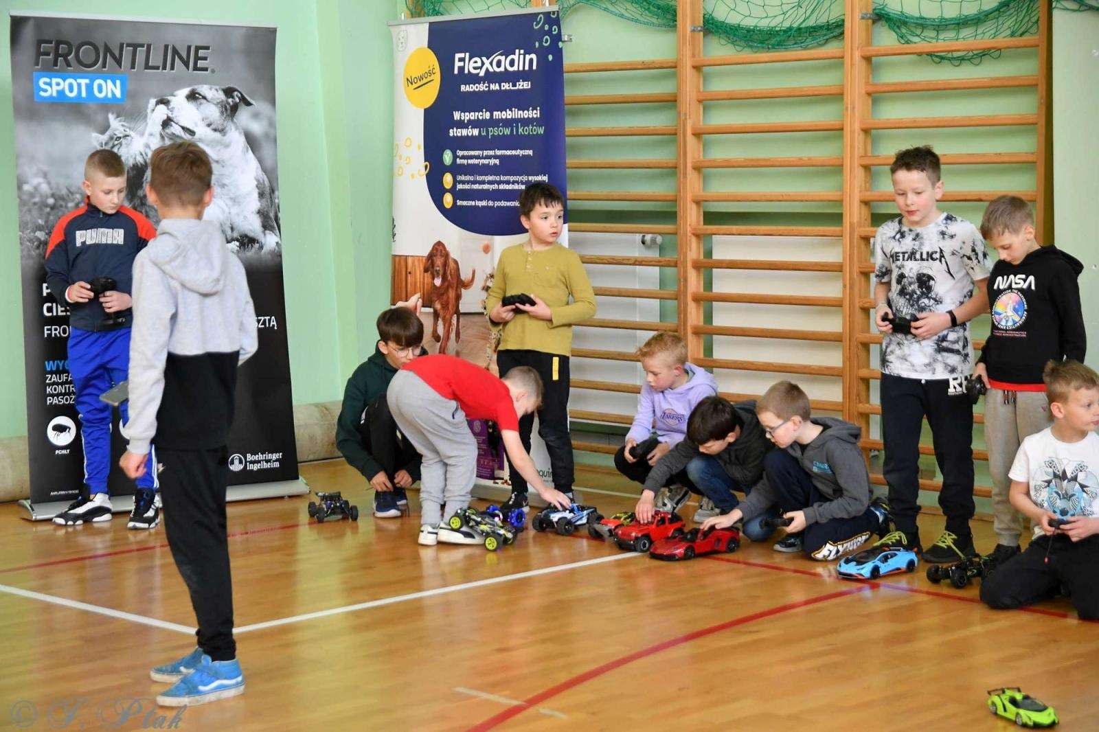 Zdjęcie w galerii na portalu naszraciborz.pl: Zdalnie sterowane wyścigi w Arenie Rafako [FOTO i WIDEO] wiadomości z regionu