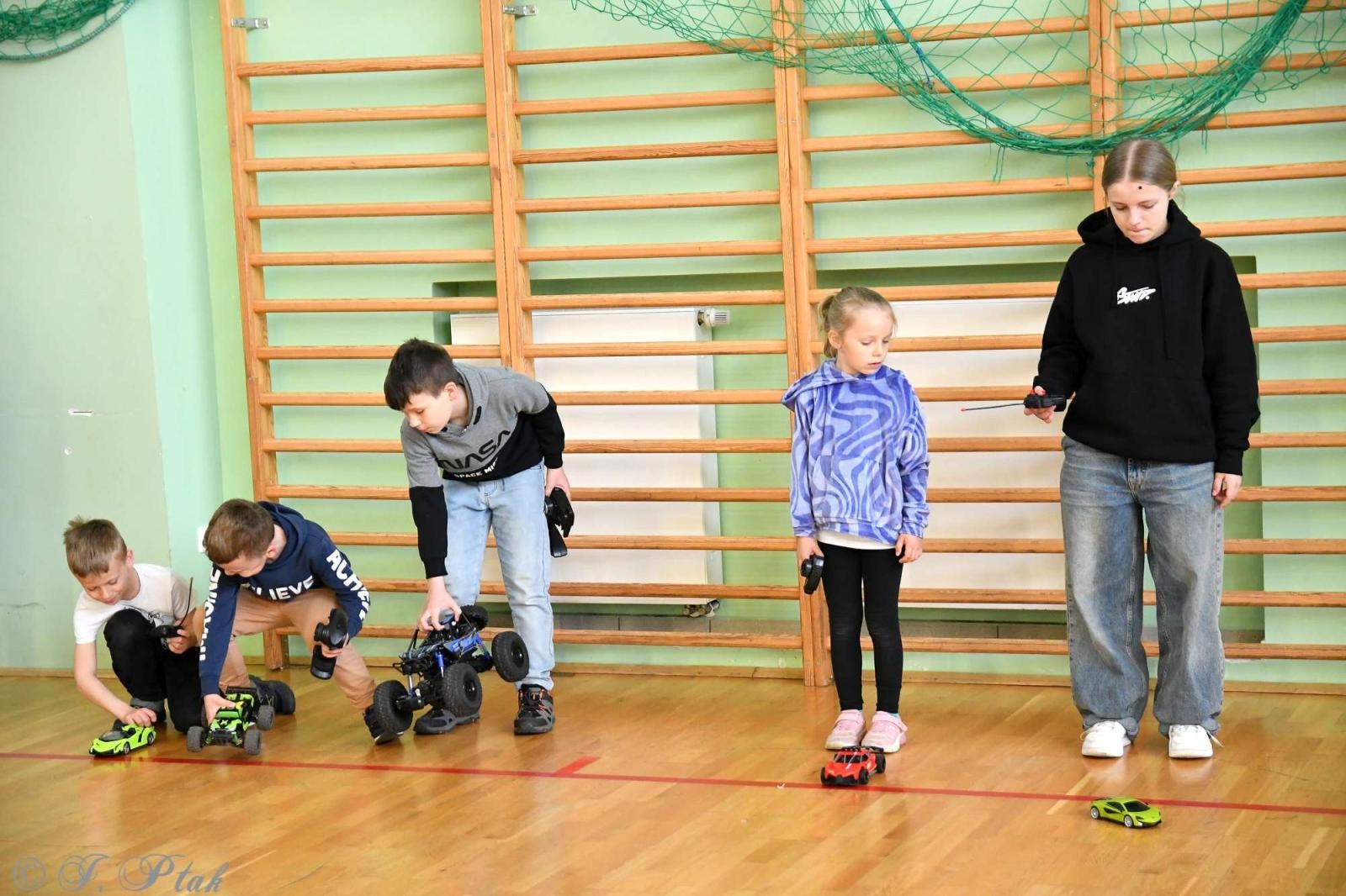 Zdjęcie w galerii na portalu naszraciborz.pl: Zdalnie sterowane wyścigi w Arenie Rafako [FOTO i WIDEO] wiadomości z regionu