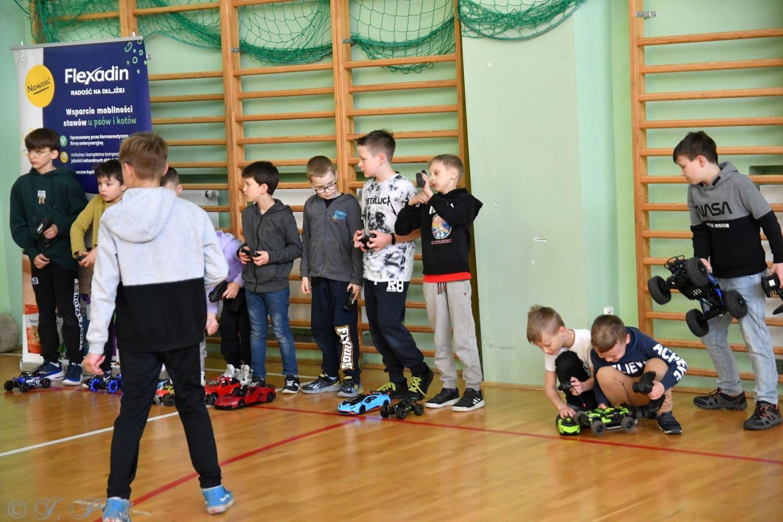Zdjęcie w galerii na portalu naszraciborz.pl: Zdalnie sterowane wyścigi w Arenie Rafako [FOTO i WIDEO] wiadomości z regionu