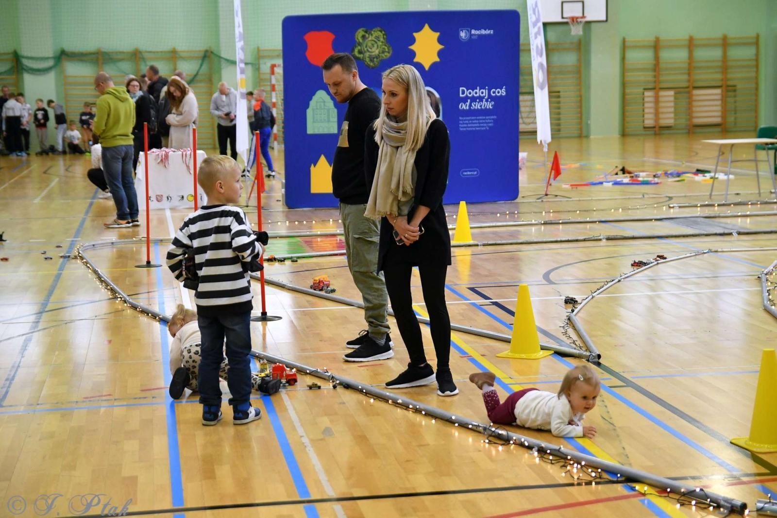 Zdjęcie w galerii na portalu naszraciborz.pl: Zdalnie sterowane wyścigi w Arenie Rafako [FOTO i WIDEO] wiadomości z regionu