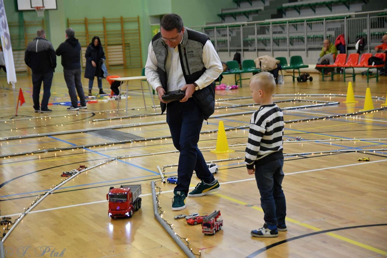 Zdjęcie w galerii na portalu naszraciborz.pl: Zdalnie sterowane wyścigi w Arenie Rafako [FOTO i WIDEO] wiadomości z regionu