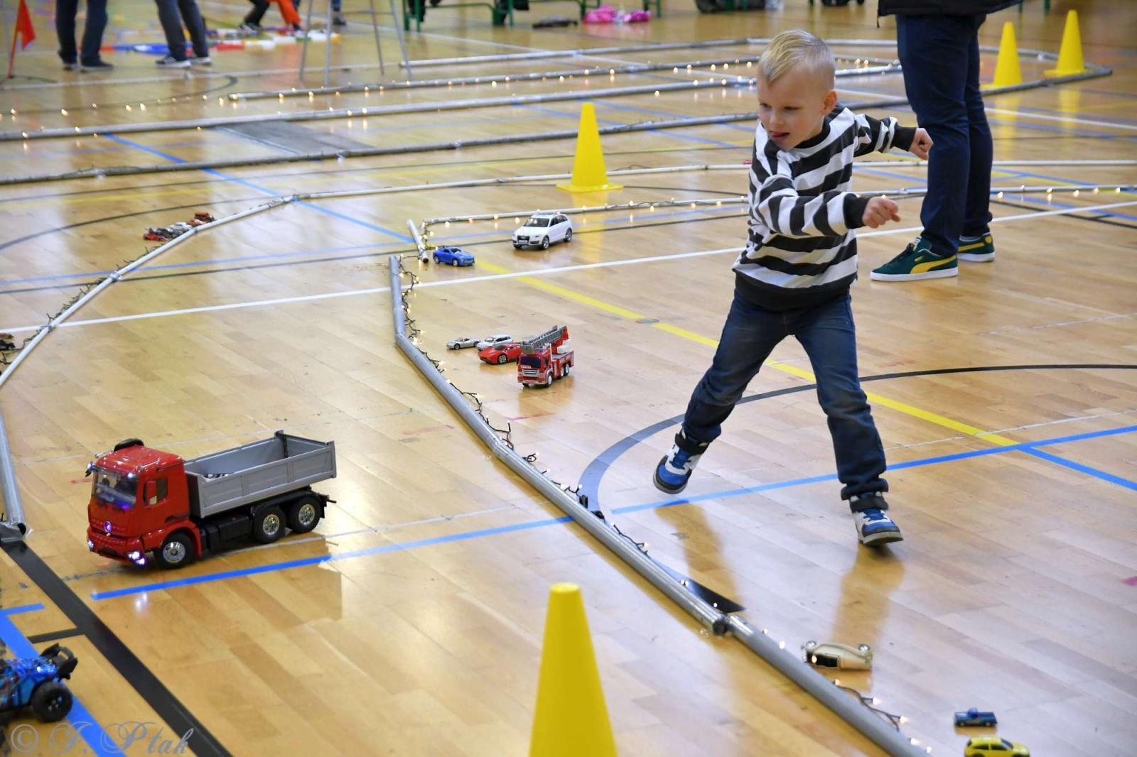 Zdjęcie w galerii na portalu naszraciborz.pl: Zdalnie sterowane wyścigi w Arenie Rafako [FOTO i WIDEO] wiadomości z regionu