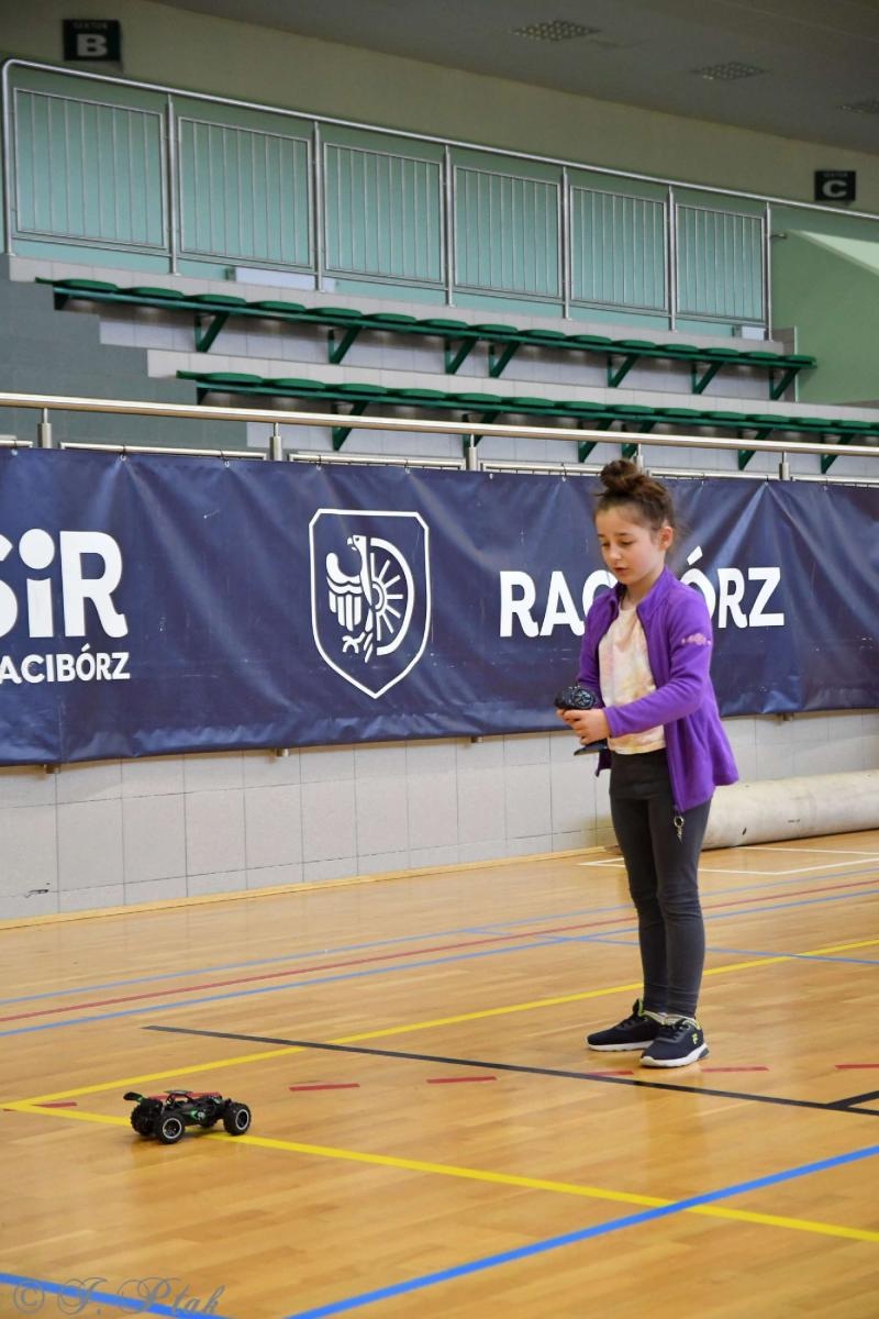Zdjęcie w galerii na portalu naszraciborz.pl: Zdalnie sterowane wyścigi w Arenie Rafako [FOTO i WIDEO] wiadomości z regionu