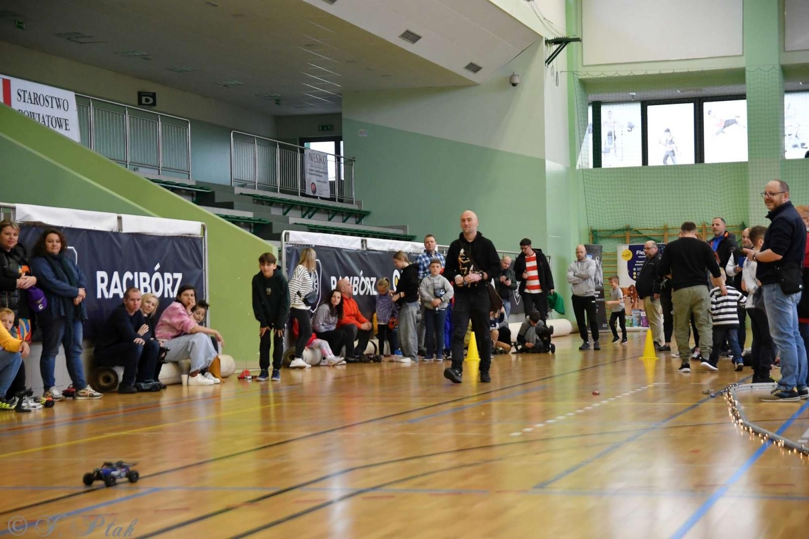 Zdjęcie w galerii na portalu naszraciborz.pl: Zdalnie sterowane wyścigi w Arenie Rafako [FOTO i WIDEO] wiadomości z regionu