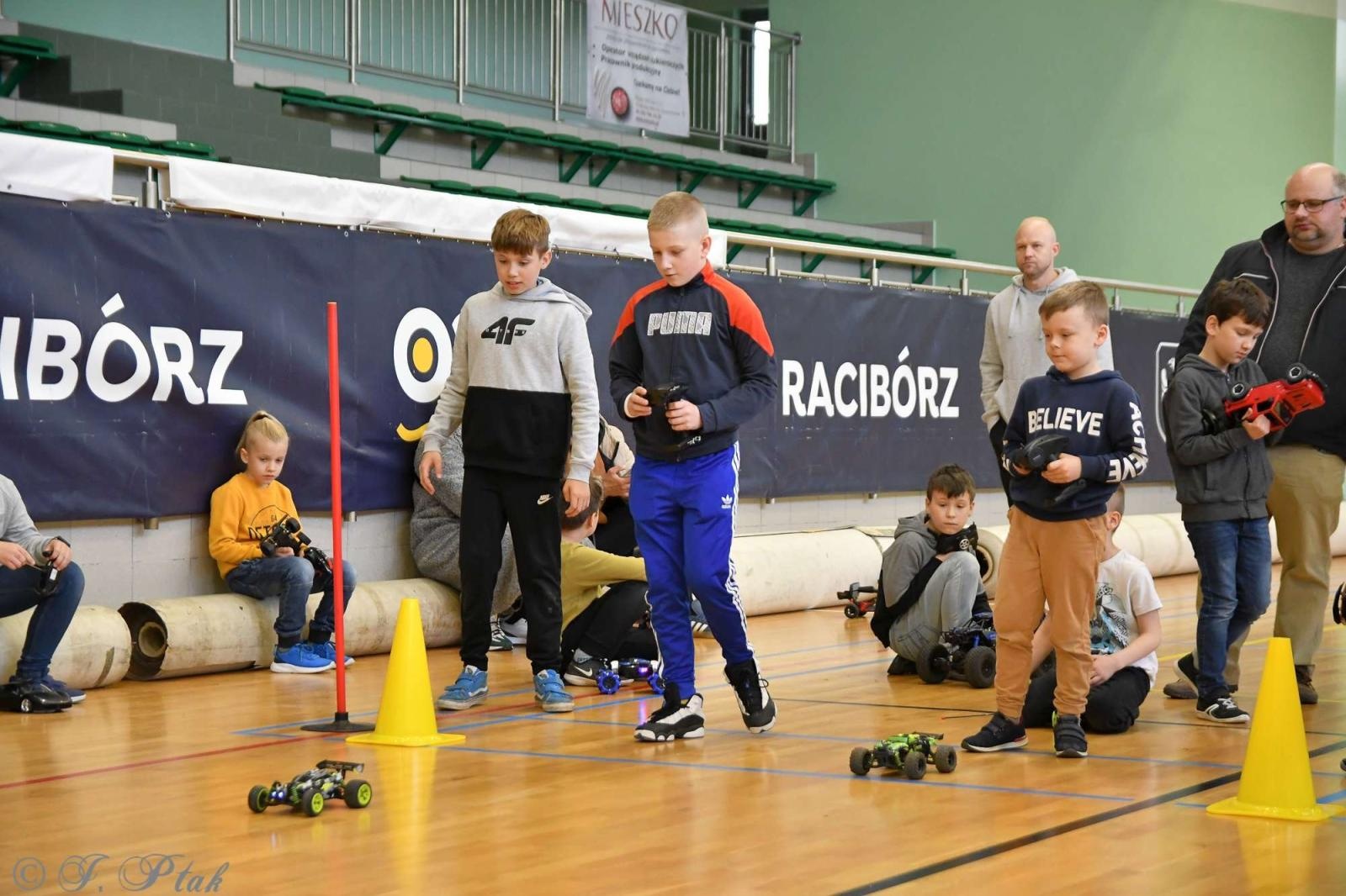 Zdjęcie w galerii na portalu naszraciborz.pl: Zdalnie sterowane wyścigi w Arenie Rafako [FOTO i WIDEO] wiadomości z regionu