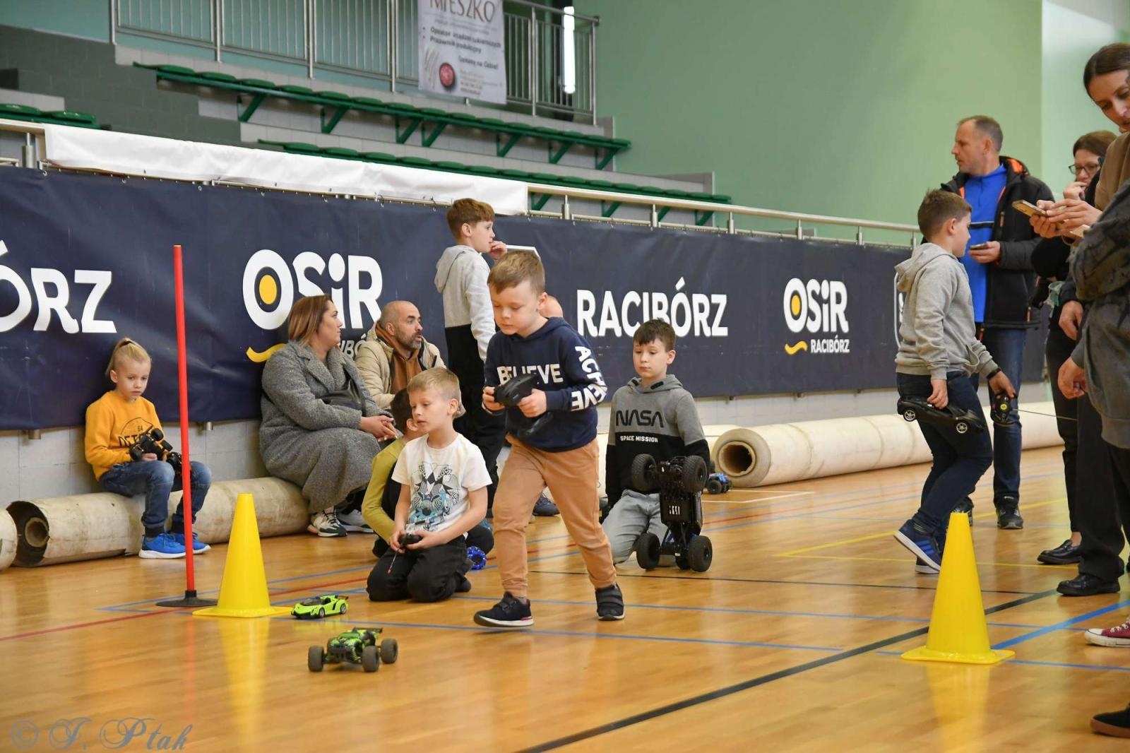 Zdjęcie w galerii na portalu naszraciborz.pl: Zdalnie sterowane wyścigi w Arenie Rafako [FOTO i WIDEO] wiadomości z regionu