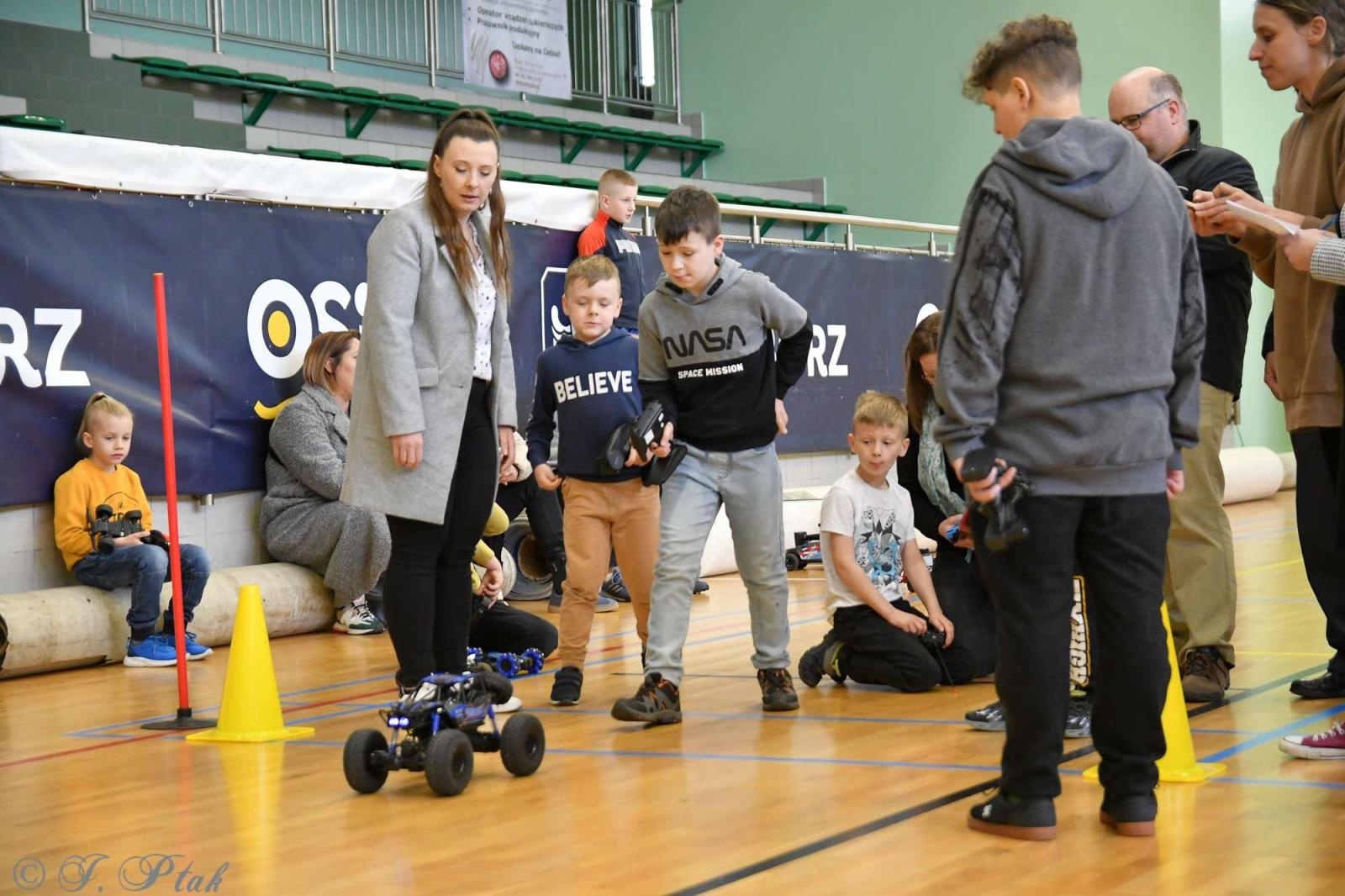 Zdjęcie w galerii na portalu naszraciborz.pl: Zdalnie sterowane wyścigi w Arenie Rafako [FOTO i WIDEO] wiadomości z regionu