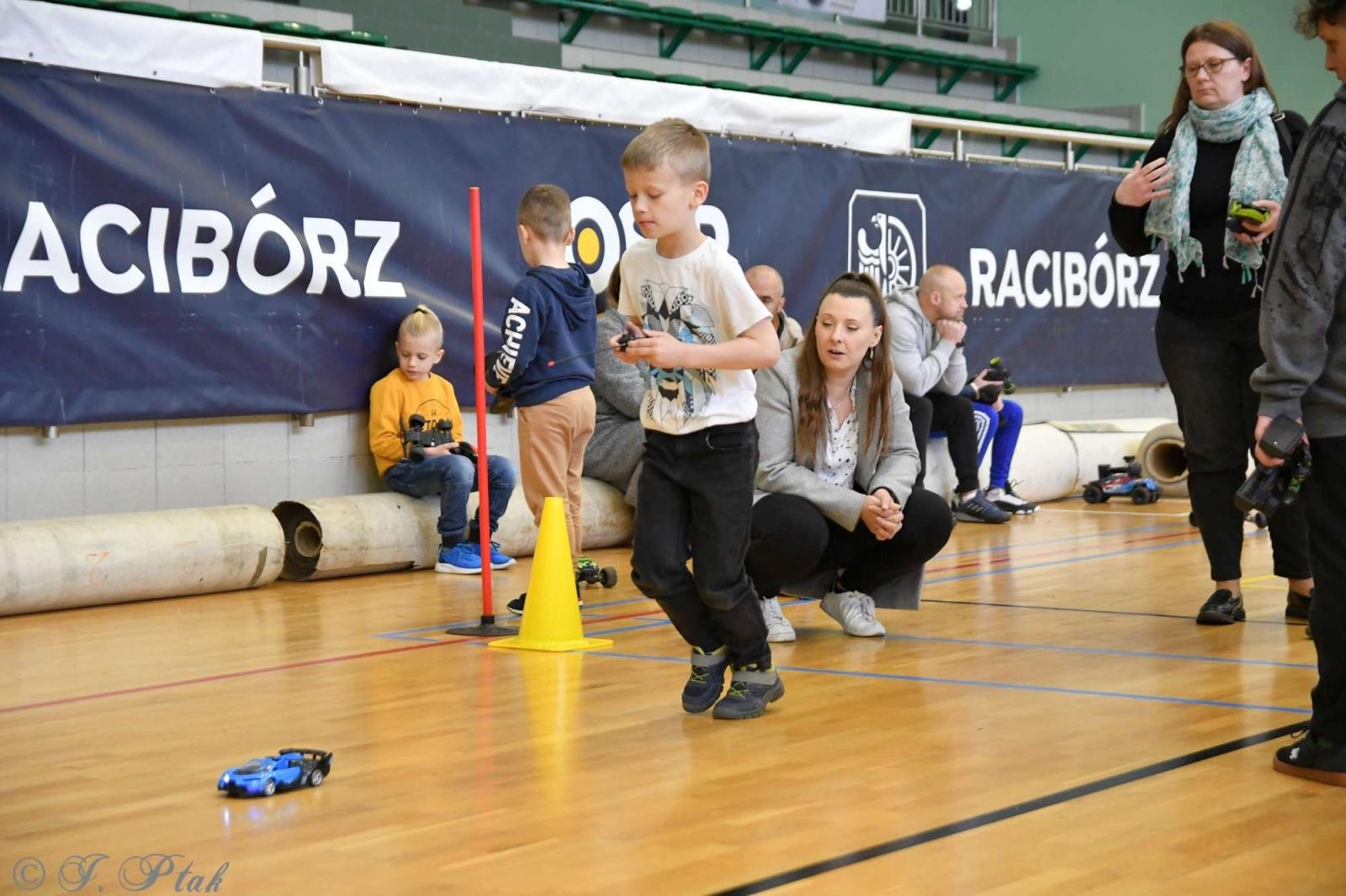 Zdjęcie w galerii na portalu naszraciborz.pl: Zdalnie sterowane wyścigi w Arenie Rafako [FOTO i WIDEO] wiadomości z regionu