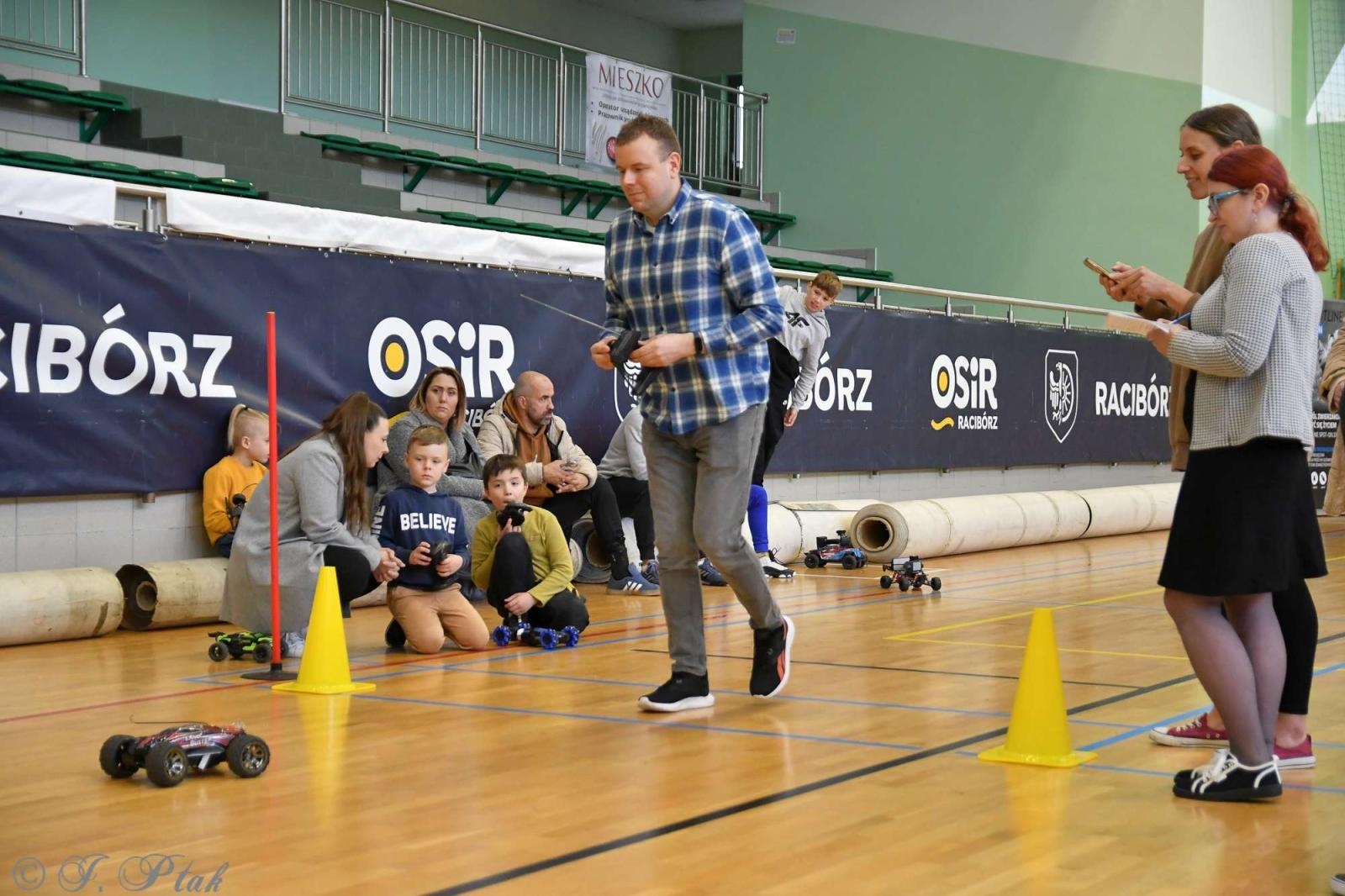 Zdjęcie w galerii na portalu naszraciborz.pl: Zdalnie sterowane wyścigi w Arenie Rafako [FOTO i WIDEO] wiadomości z regionu