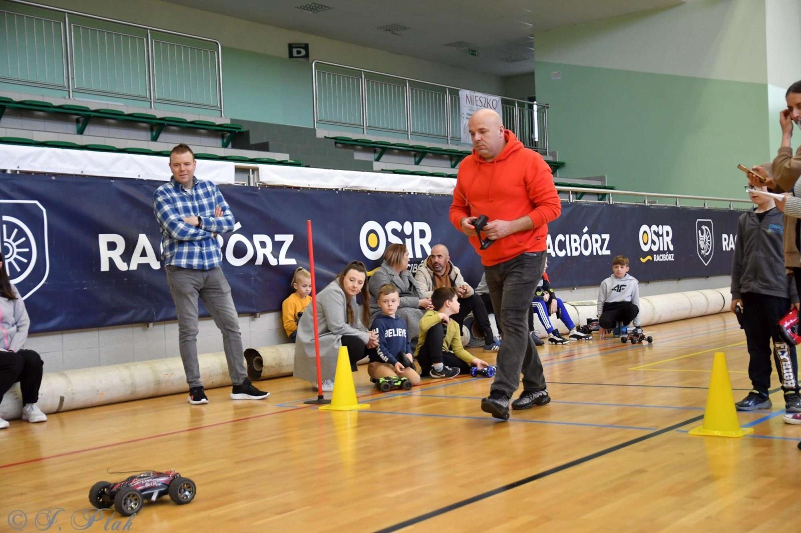 Zdjęcie w galerii na portalu naszraciborz.pl: Zdalnie sterowane wyścigi w Arenie Rafako [FOTO i WIDEO] wiadomości z regionu