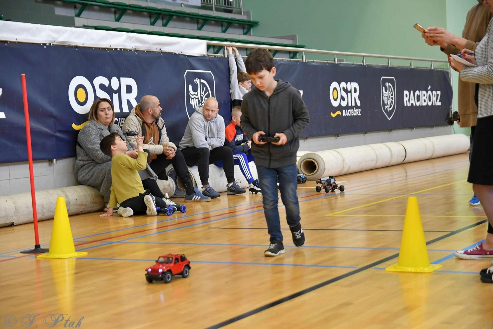 Zdjęcie w galerii na portalu naszraciborz.pl: Zdalnie sterowane wyścigi w Arenie Rafako [FOTO i WIDEO] wiadomości z regionu