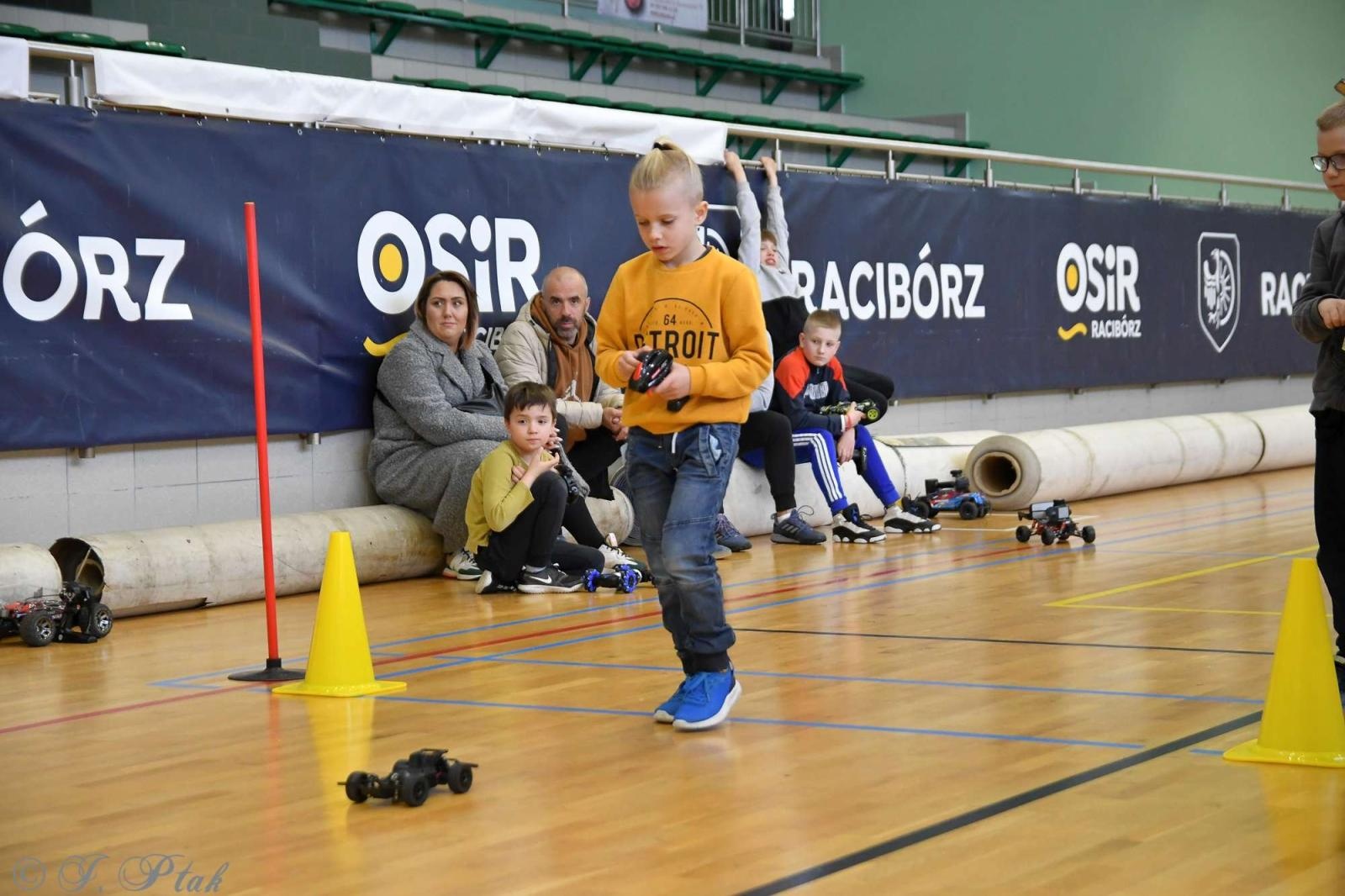 Zdjęcie w galerii na portalu naszraciborz.pl: Zdalnie sterowane wyścigi w Arenie Rafako [FOTO i WIDEO] wiadomości z regionu