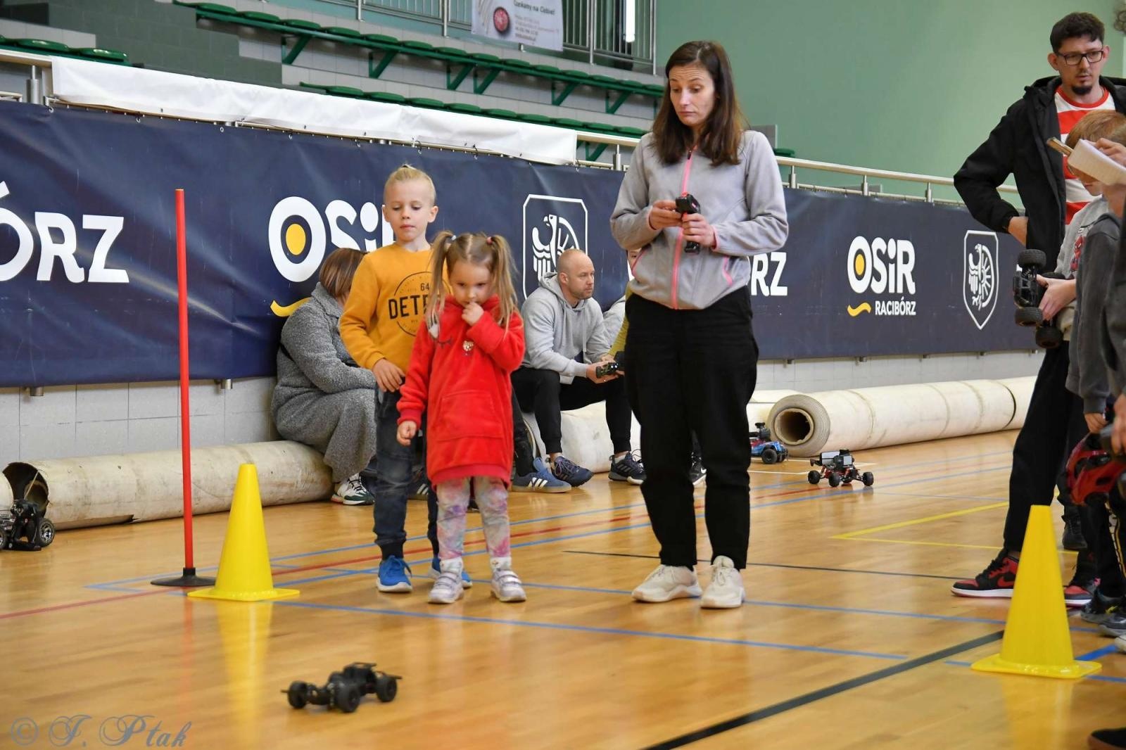 Zdjęcie w galerii na portalu naszraciborz.pl: Zdalnie sterowane wyścigi w Arenie Rafako [FOTO i WIDEO] wiadomości z regionu