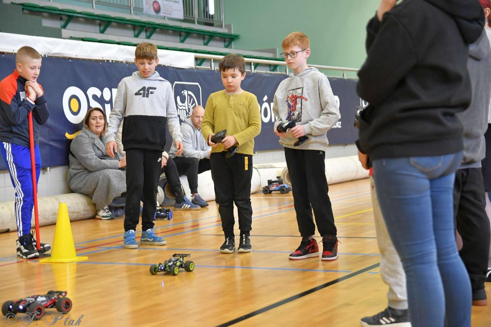 Zdjęcie w galerii na portalu naszraciborz.pl: Zdalnie sterowane wyścigi w Arenie Rafako [FOTO i WIDEO] wiadomości z regionu