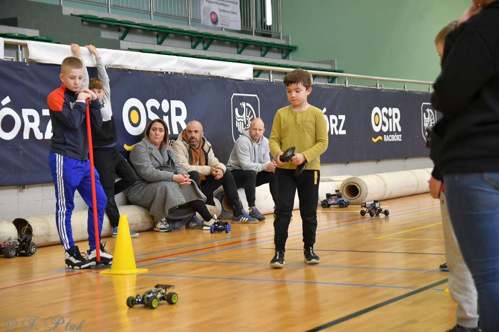Zdjęcie w galerii na portalu naszraciborz.pl: Zdalnie sterowane wyścigi w Arenie Rafako [FOTO i WIDEO] wiadomości z regionu