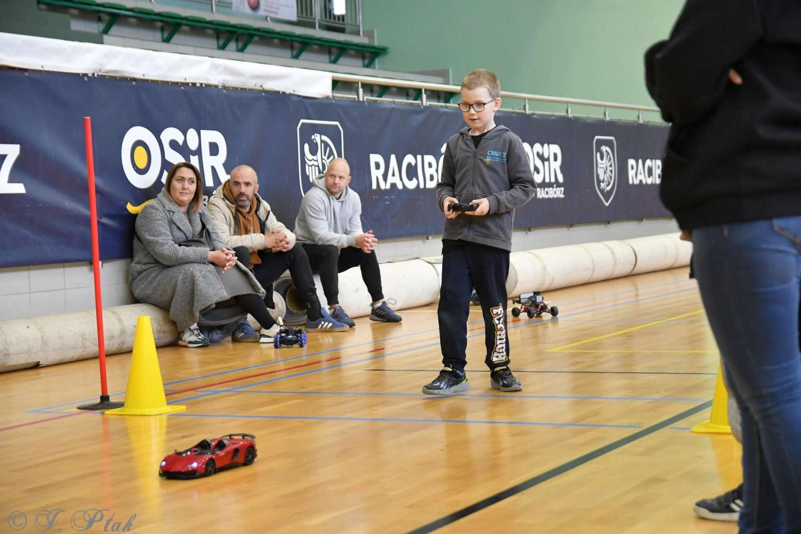 Zdjęcie w galerii na portalu naszraciborz.pl: Zdalnie sterowane wyścigi w Arenie Rafako [FOTO i WIDEO] wiadomości z regionu