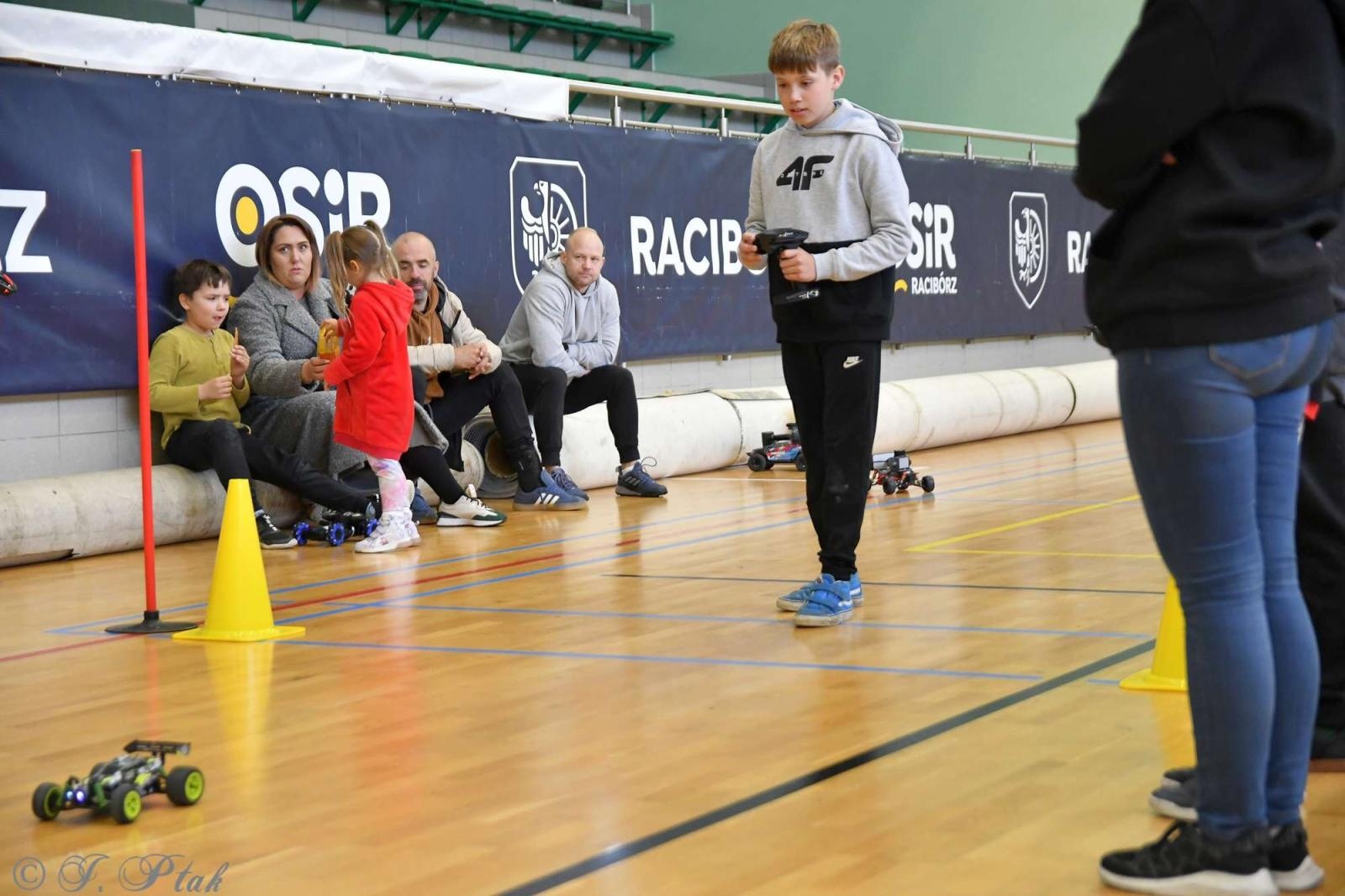 Zdjęcie w galerii na portalu naszraciborz.pl: Zdalnie sterowane wyścigi w Arenie Rafako [FOTO i WIDEO] wiadomości z regionu