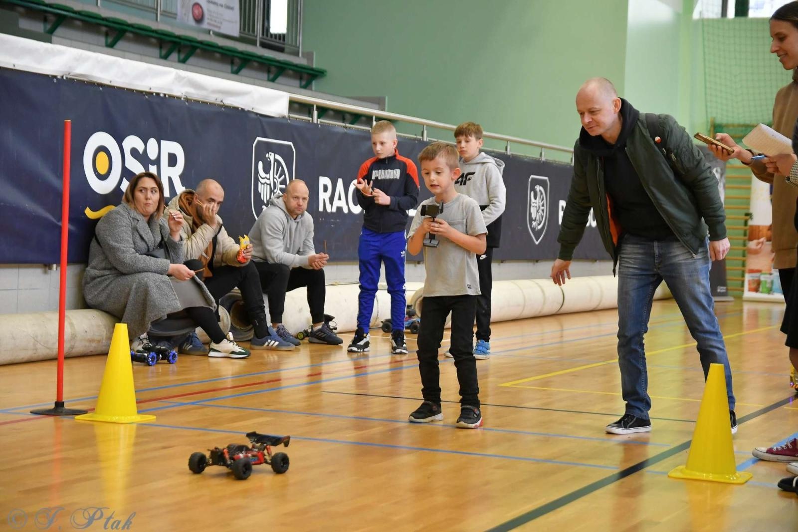 Zdjęcie w galerii na portalu naszraciborz.pl: Zdalnie sterowane wyścigi w Arenie Rafako [FOTO i WIDEO] wiadomości z regionu