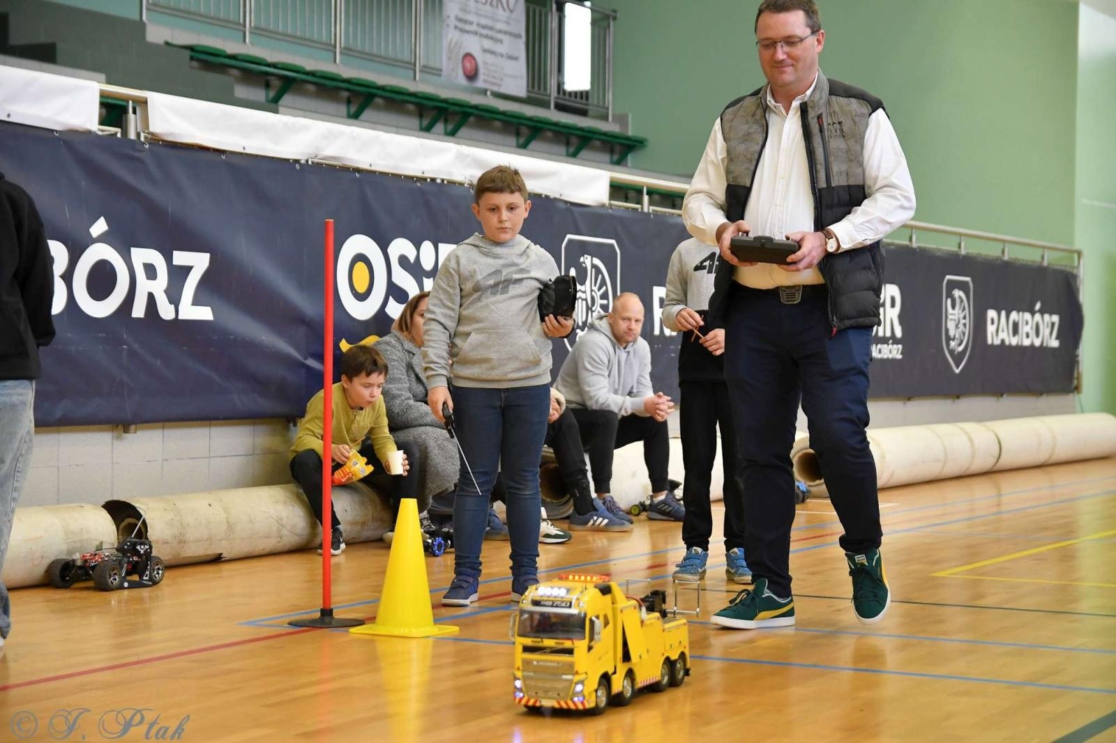 Zdjęcie w galerii na portalu naszraciborz.pl: Zdalnie sterowane wyścigi w Arenie Rafako [FOTO i WIDEO] wiadomości z regionu