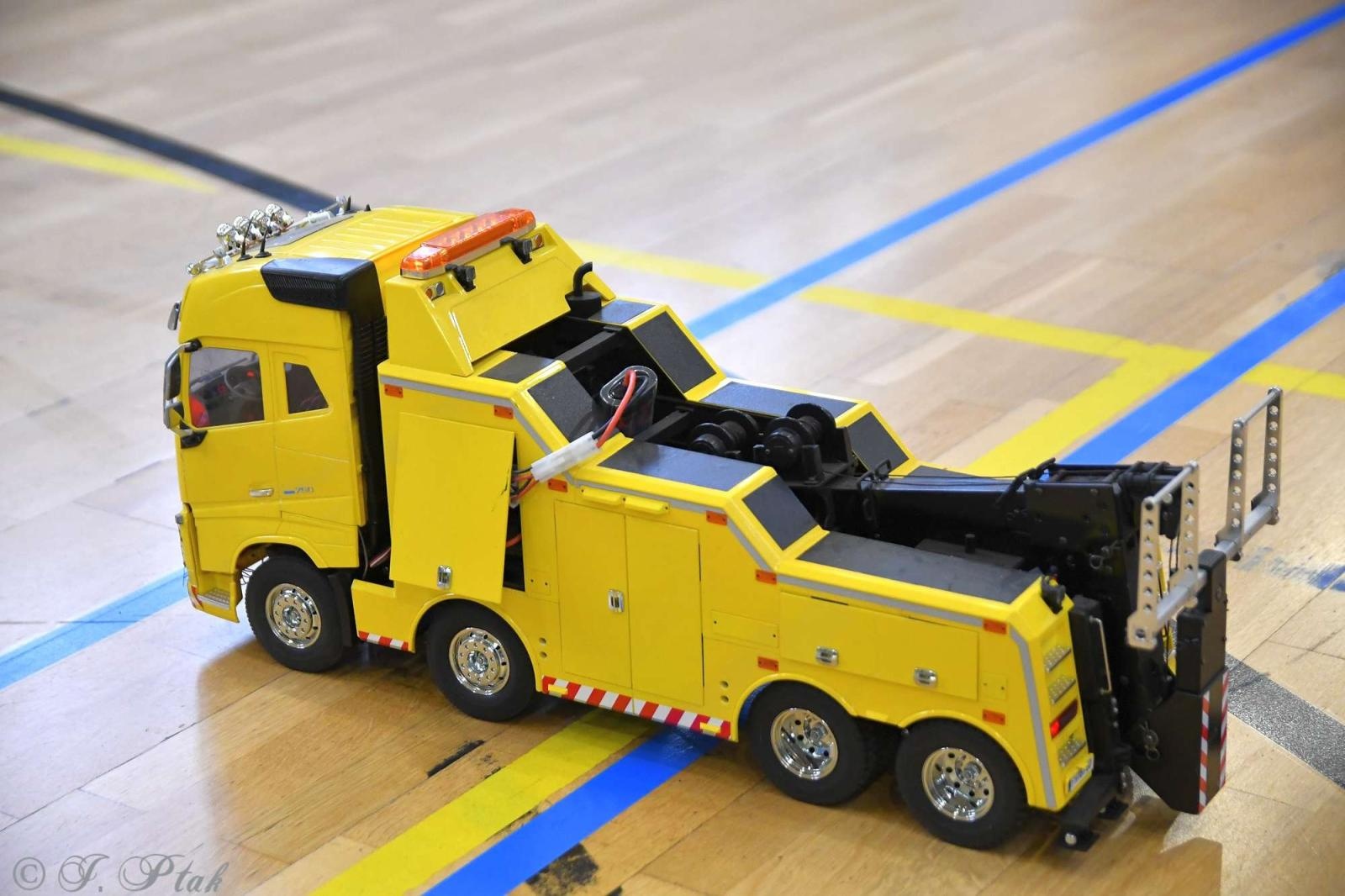 Zdjęcie w galerii na portalu naszraciborz.pl: Zdalnie sterowane wyścigi w Arenie Rafako [FOTO i WIDEO] wiadomości z regionu