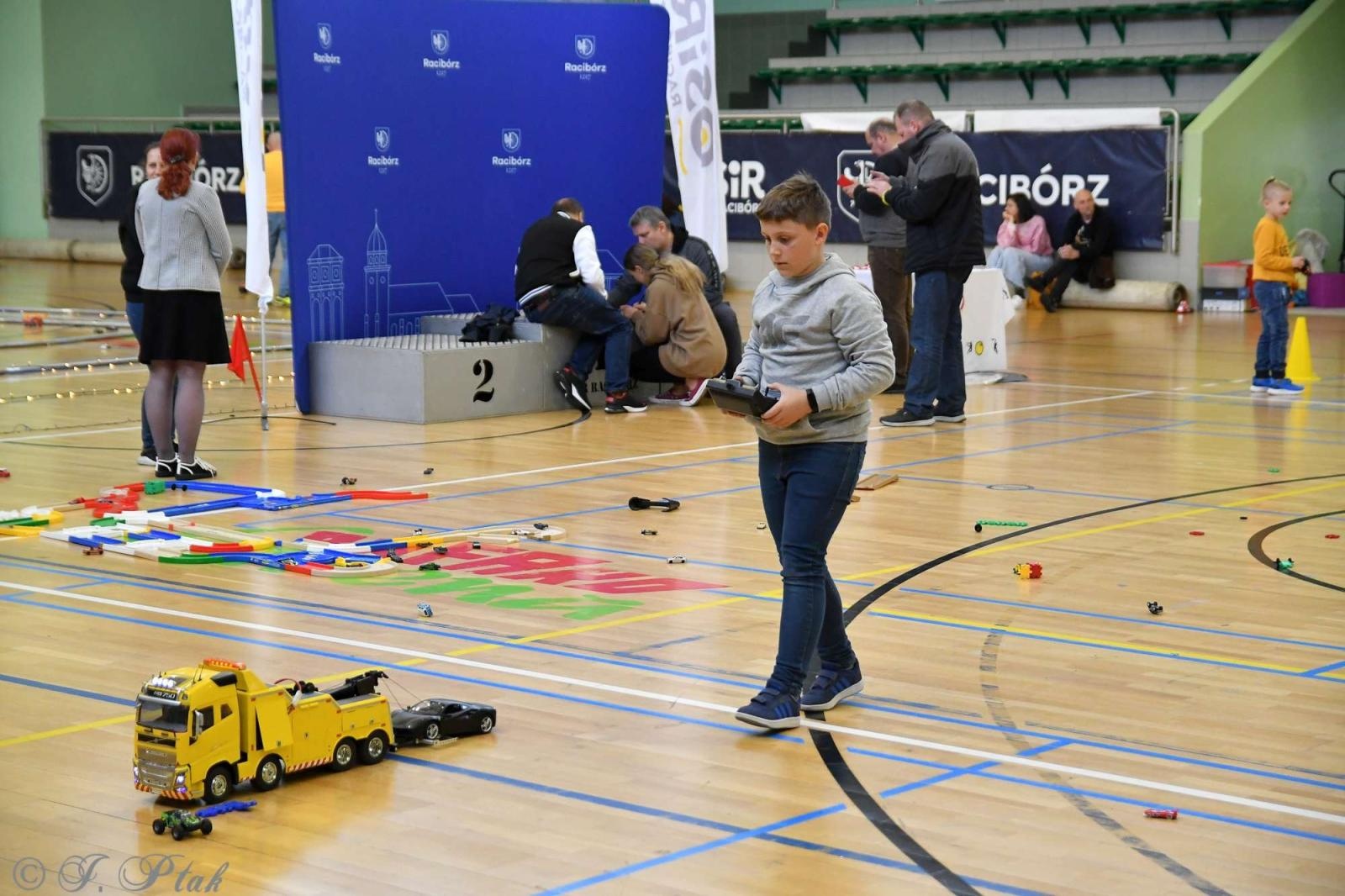 Zdjęcie w galerii na portalu naszraciborz.pl: Zdalnie sterowane wyścigi w Arenie Rafako [FOTO i WIDEO] wiadomości z regionu
