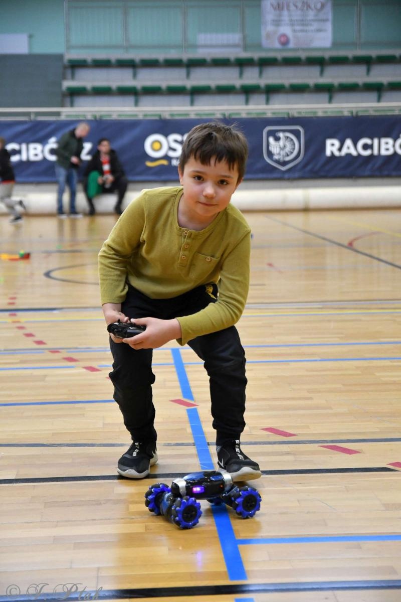 Zdjęcie w galerii na portalu naszraciborz.pl: Zdalnie sterowane wyścigi w Arenie Rafako [FOTO i WIDEO] wiadomości z regionu