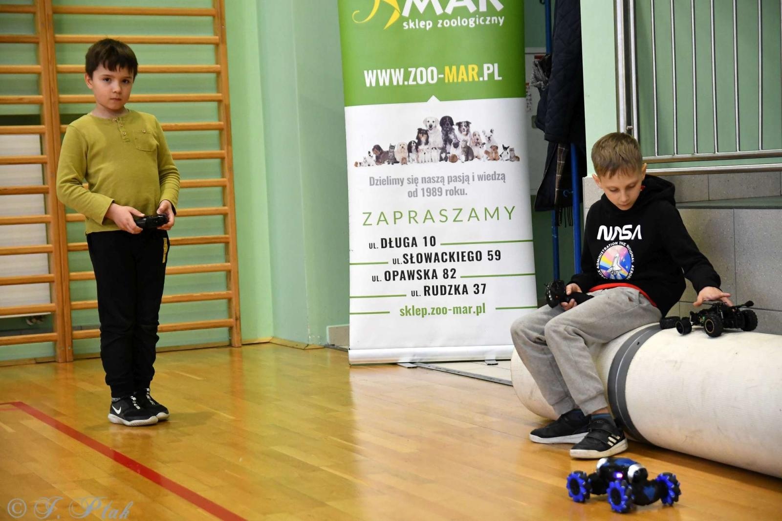 Zdjęcie w galerii na portalu naszraciborz.pl: Zdalnie sterowane wyścigi w Arenie Rafako [FOTO i WIDEO] wiadomości z regionu