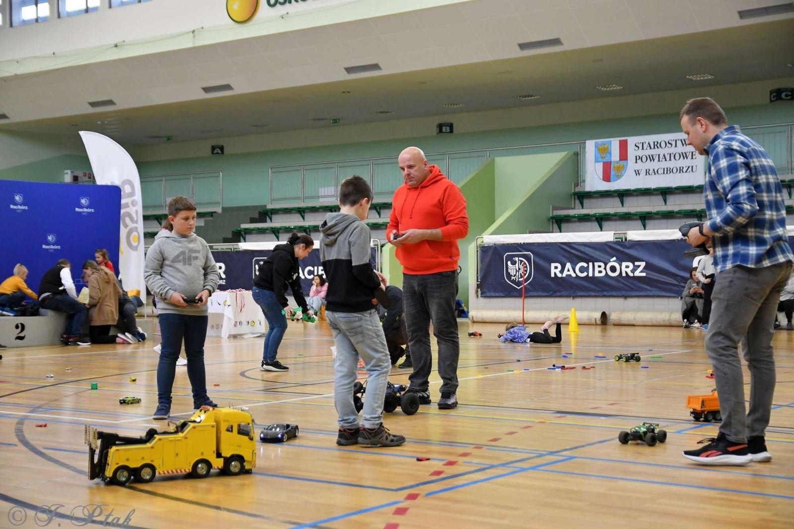 Zdjęcie w galerii na portalu naszraciborz.pl: Zdalnie sterowane wyścigi w Arenie Rafako [FOTO i WIDEO] wiadomości z regionu
