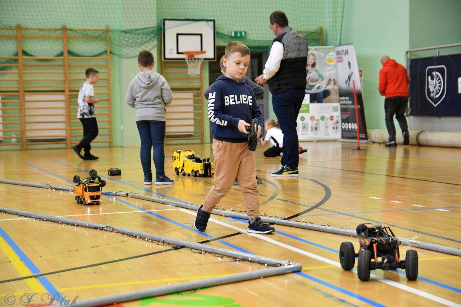 Zdjęcie w galerii na portalu naszraciborz.pl: Zdalnie sterowane wyścigi w Arenie Rafako [FOTO i WIDEO] wiadomości z regionu