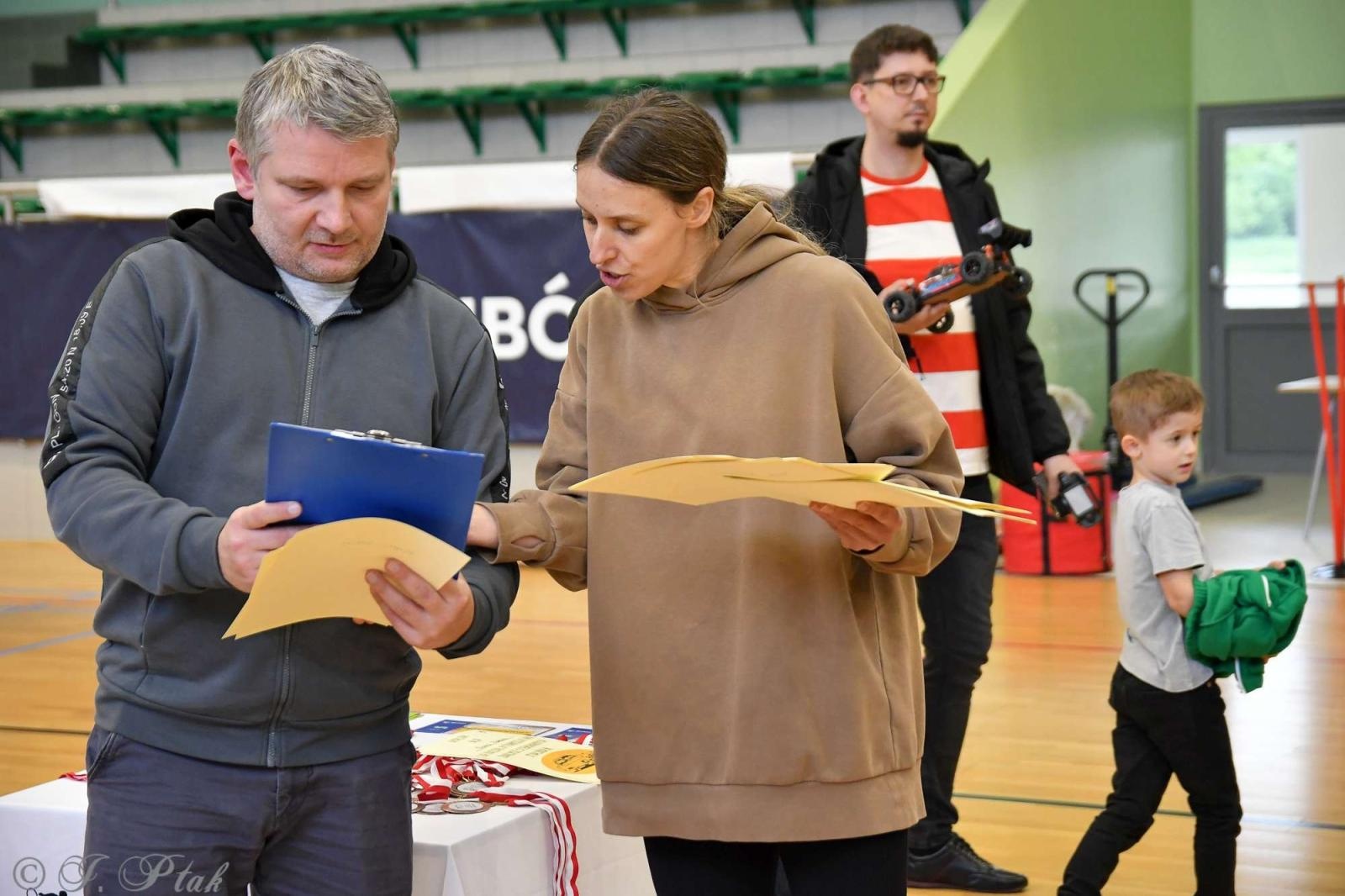 Zdjęcie w galerii na portalu naszraciborz.pl: Zdalnie sterowane wyścigi w Arenie Rafako [FOTO i WIDEO] wiadomości z regionu