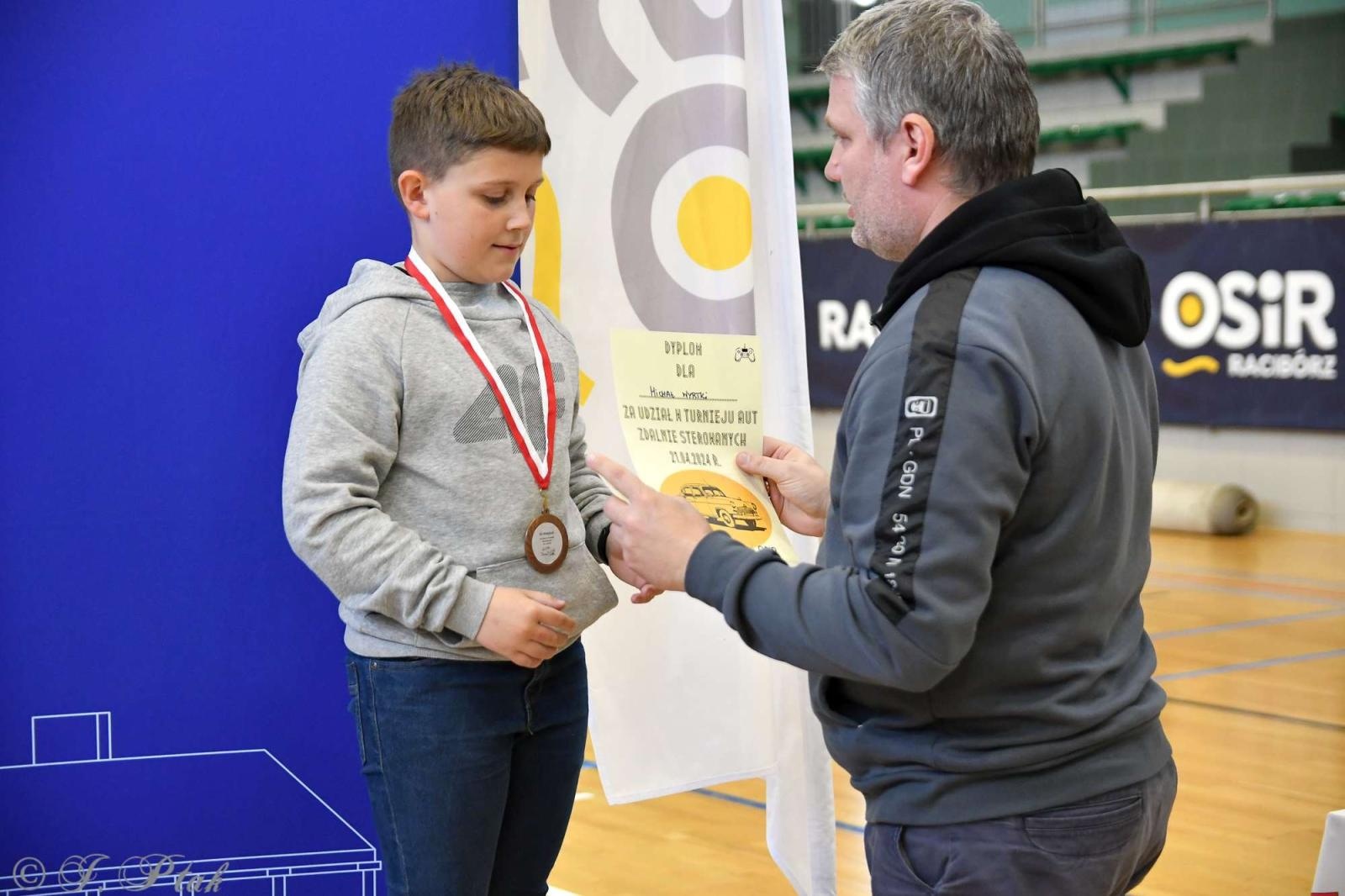 Zdjęcie w galerii na portalu naszraciborz.pl: Zdalnie sterowane wyścigi w Arenie Rafako [FOTO i WIDEO] wiadomości z regionu