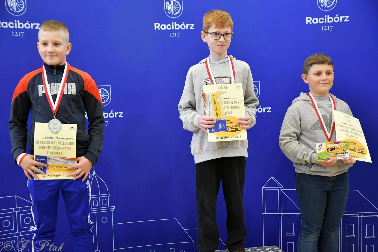 Zdjęcie w galerii na portalu naszraciborz.pl: Zdalnie sterowane wyścigi w Arenie Rafako [FOTO i WIDEO] wiadomości z regionu