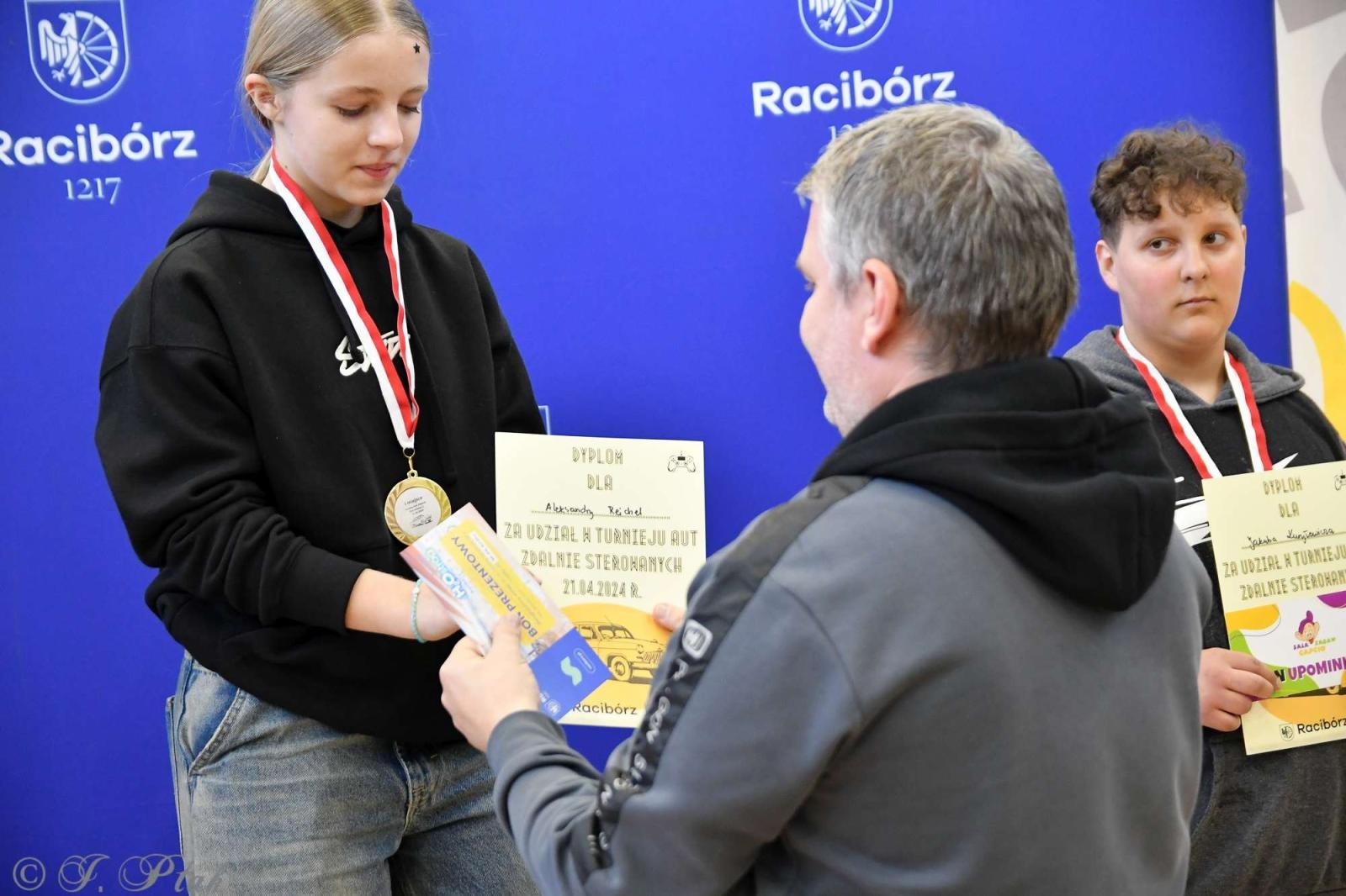 Zdjęcie w galerii na portalu naszraciborz.pl: Zdalnie sterowane wyścigi w Arenie Rafako [FOTO i WIDEO] wiadomości z regionu
