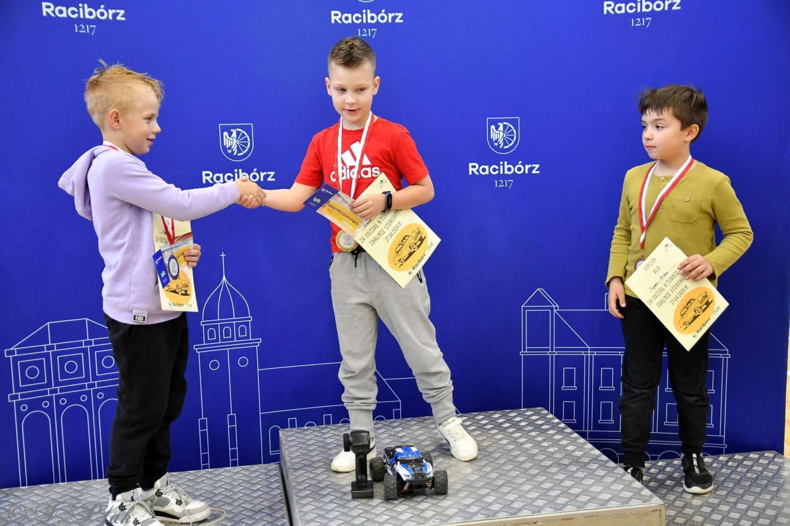 Zdjęcie w galerii na portalu naszraciborz.pl: Zdalnie sterowane wyścigi w Arenie Rafako [FOTO i WIDEO] wiadomości z regionu