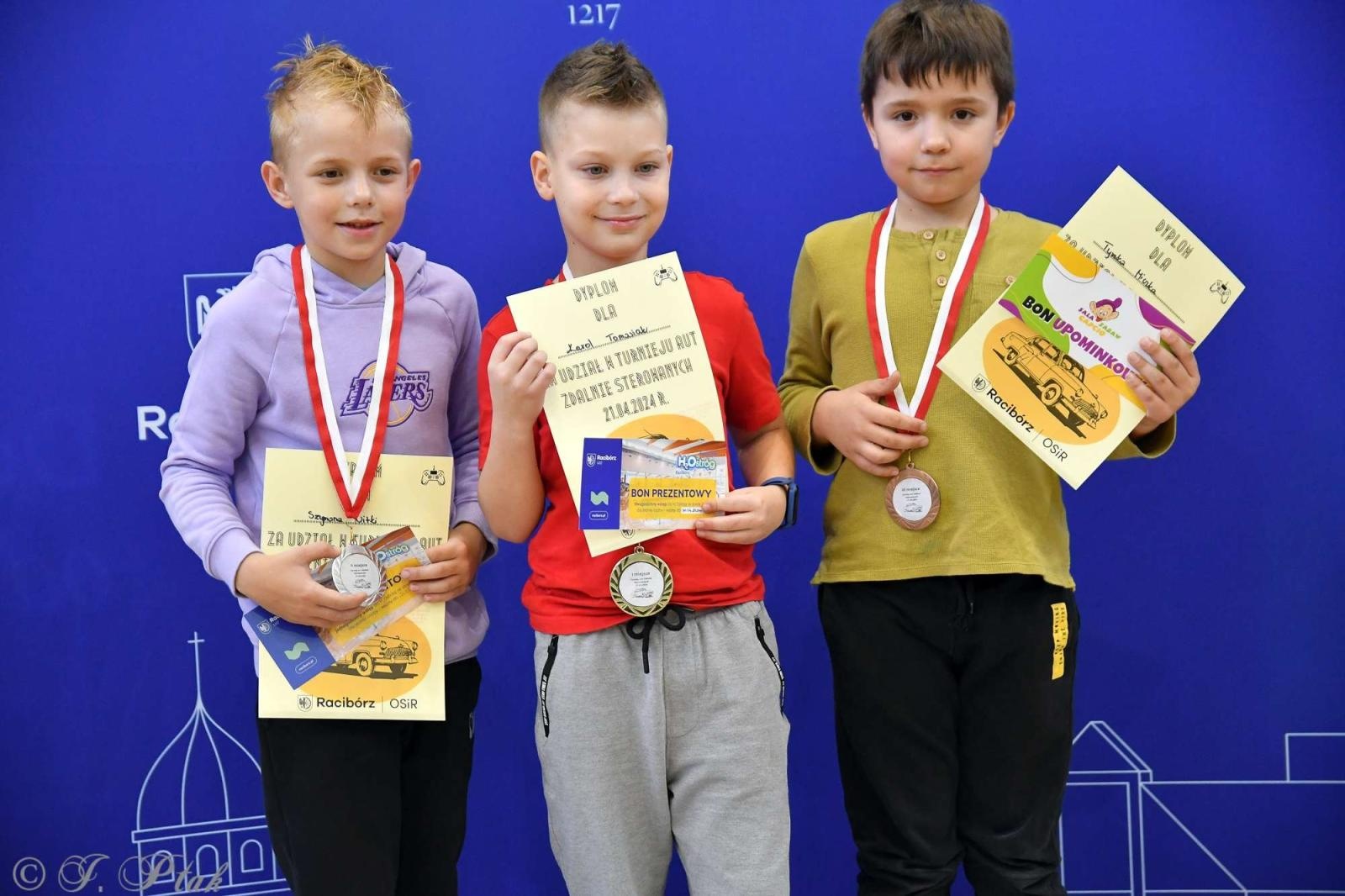Zdjęcie w galerii na portalu naszraciborz.pl: Zdalnie sterowane wyścigi w Arenie Rafako [FOTO i WIDEO] wiadomości z regionu