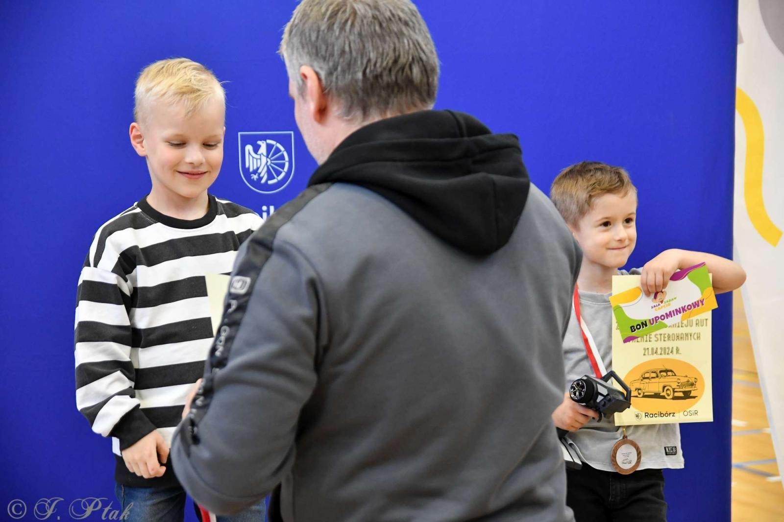 Zdjęcie w galerii na portalu naszraciborz.pl: Zdalnie sterowane wyścigi w Arenie Rafako [FOTO i WIDEO] wiadomości z regionu