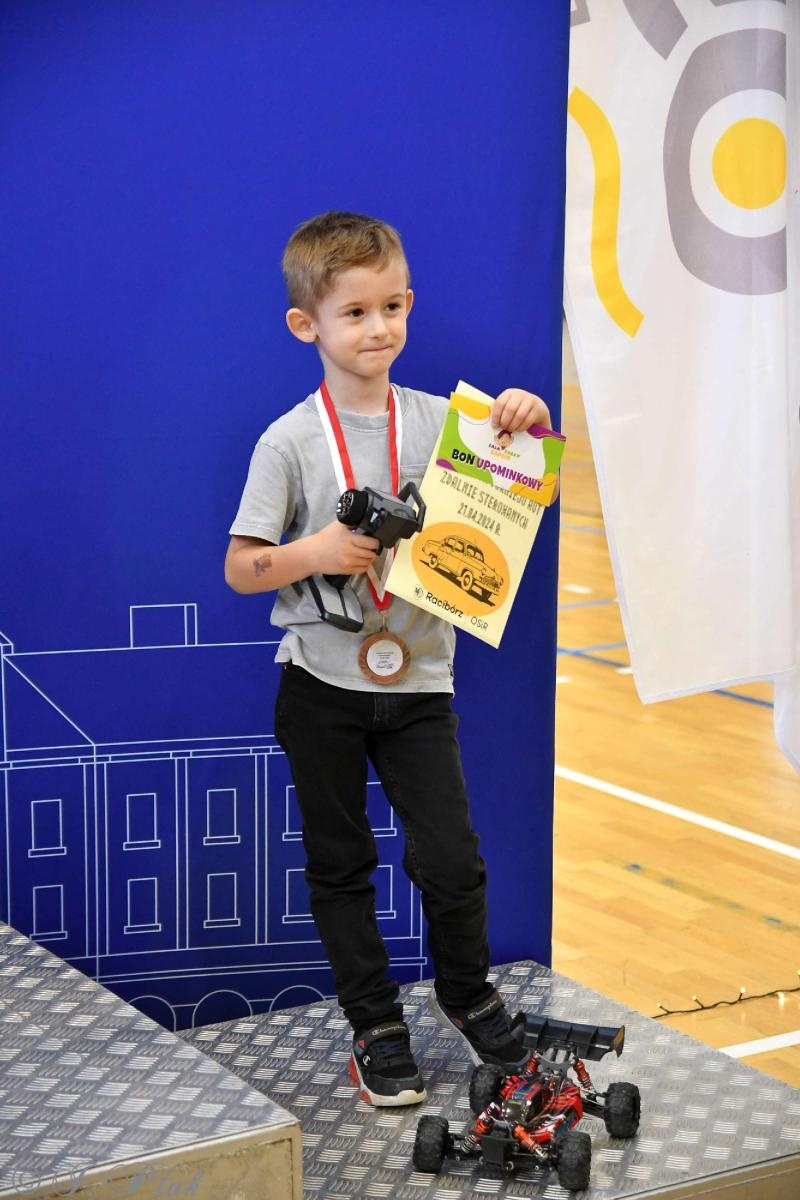 Zdjęcie w galerii na portalu naszraciborz.pl: Zdalnie sterowane wyścigi w Arenie Rafako [FOTO i WIDEO] wiadomości z regionu