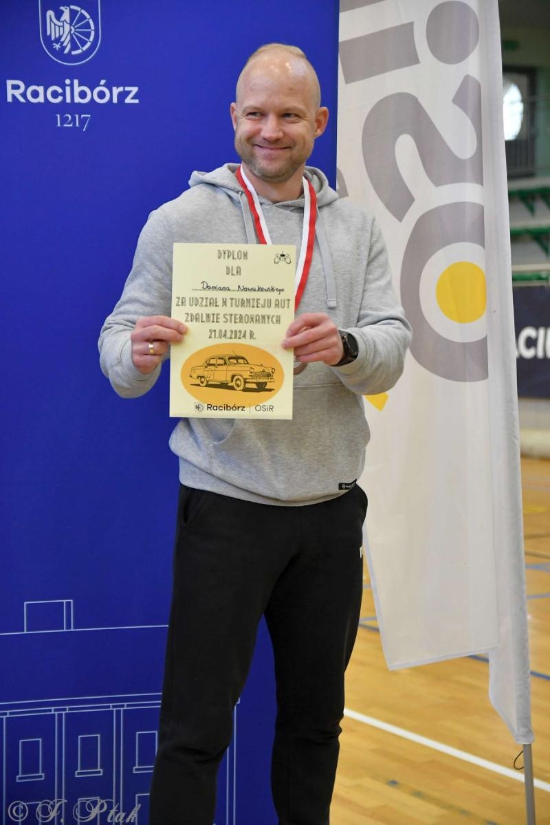 Zdjęcie w galerii na portalu naszraciborz.pl: Zdalnie sterowane wyścigi w Arenie Rafako [FOTO i WIDEO] wiadomości z regionu