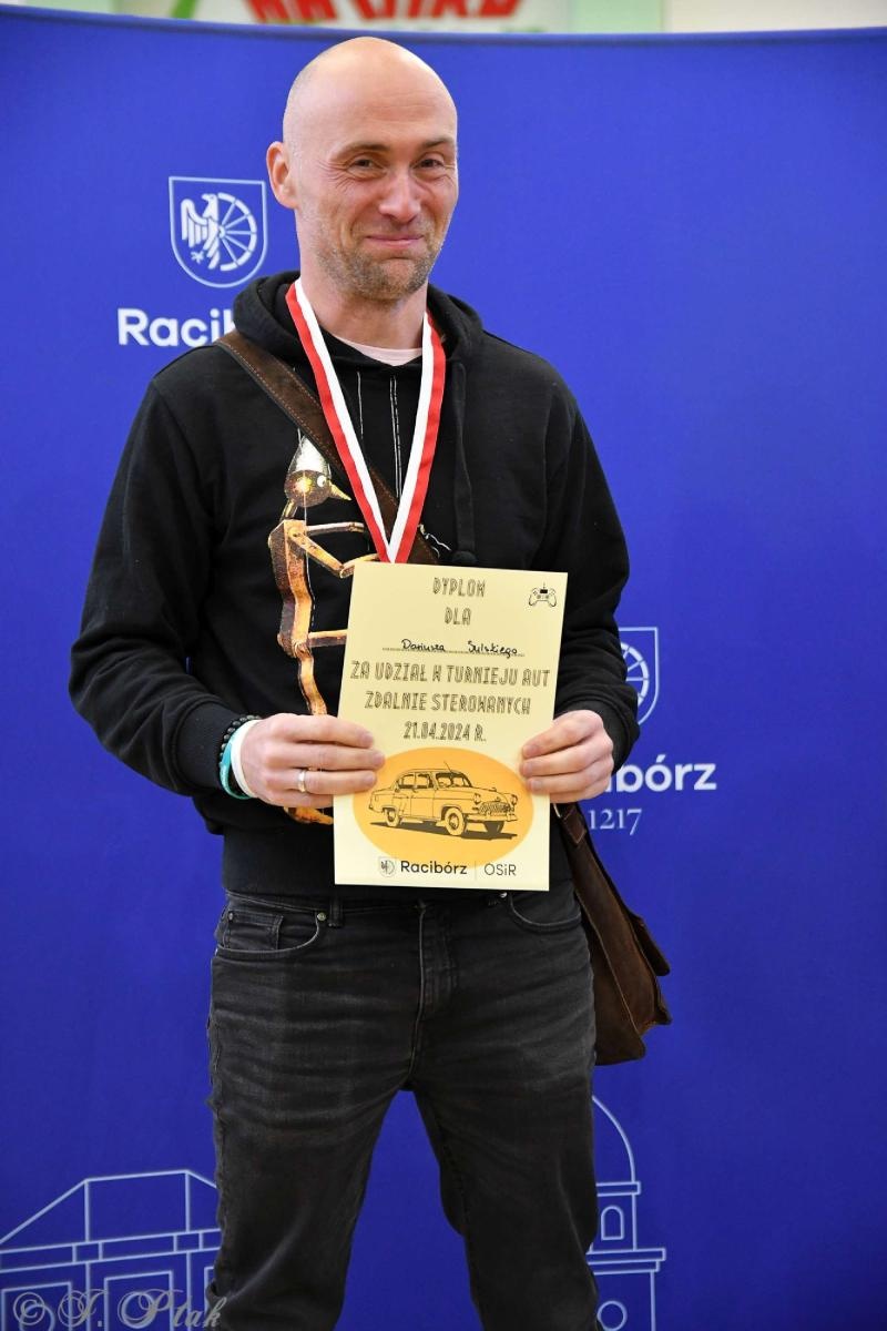 Zdjęcie w galerii na portalu naszraciborz.pl: Zdalnie sterowane wyścigi w Arenie Rafako [FOTO i WIDEO] wiadomości z regionu