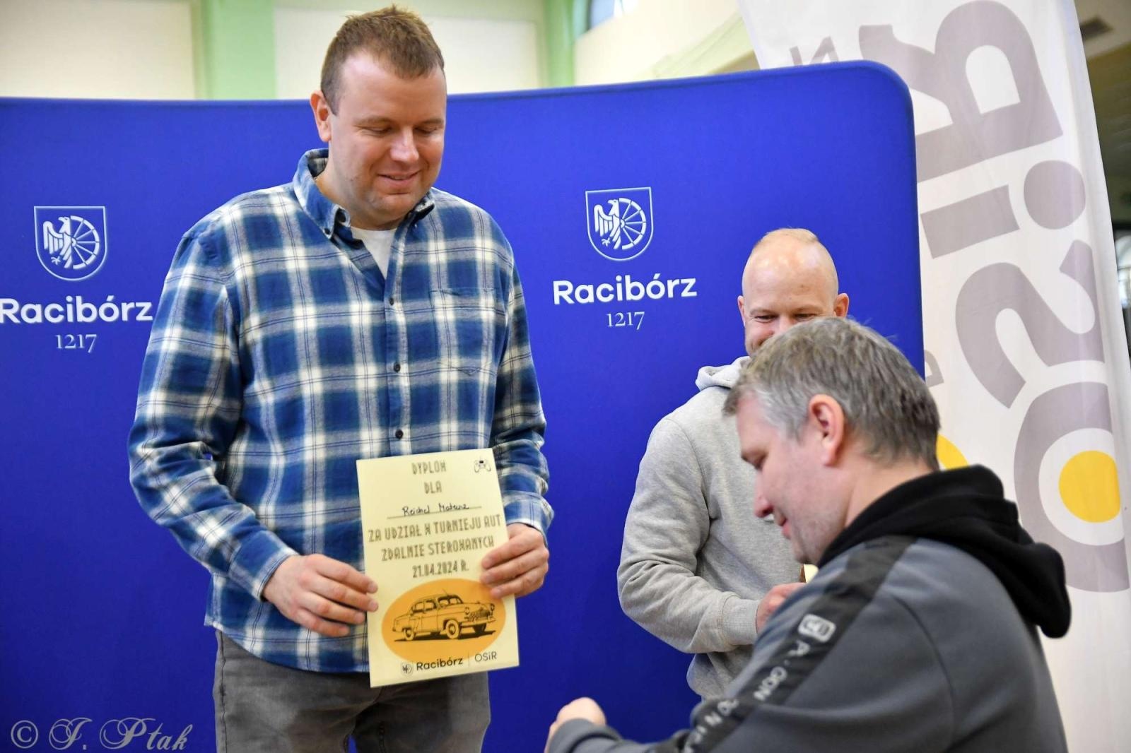 Zdjęcie w galerii na portalu naszraciborz.pl: Zdalnie sterowane wyścigi w Arenie Rafako [FOTO i WIDEO] wiadomości z regionu