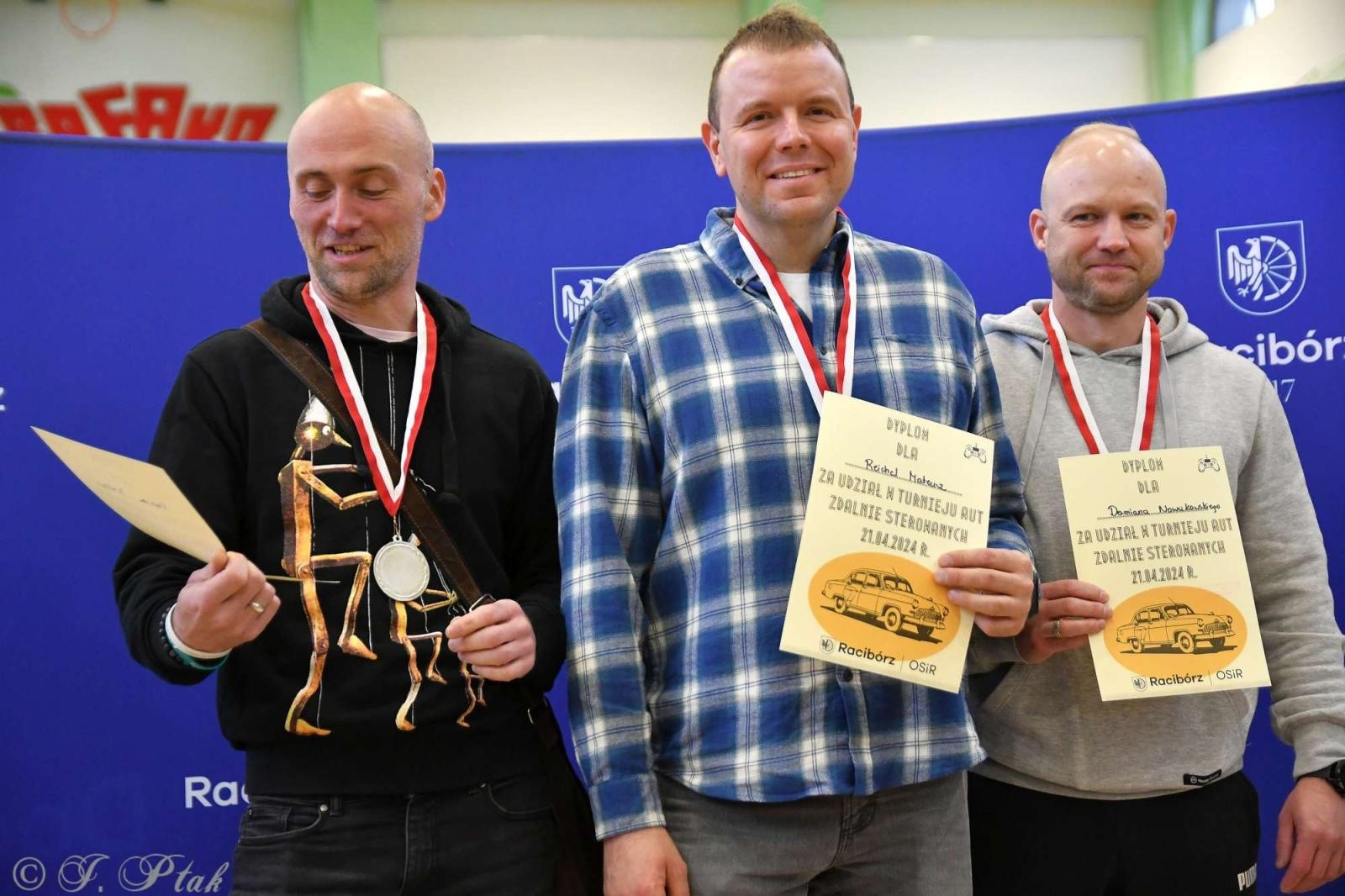 Zdjęcie w galerii na portalu naszraciborz.pl: Zdalnie sterowane wyścigi w Arenie Rafako [FOTO i WIDEO] wiadomości z regionu