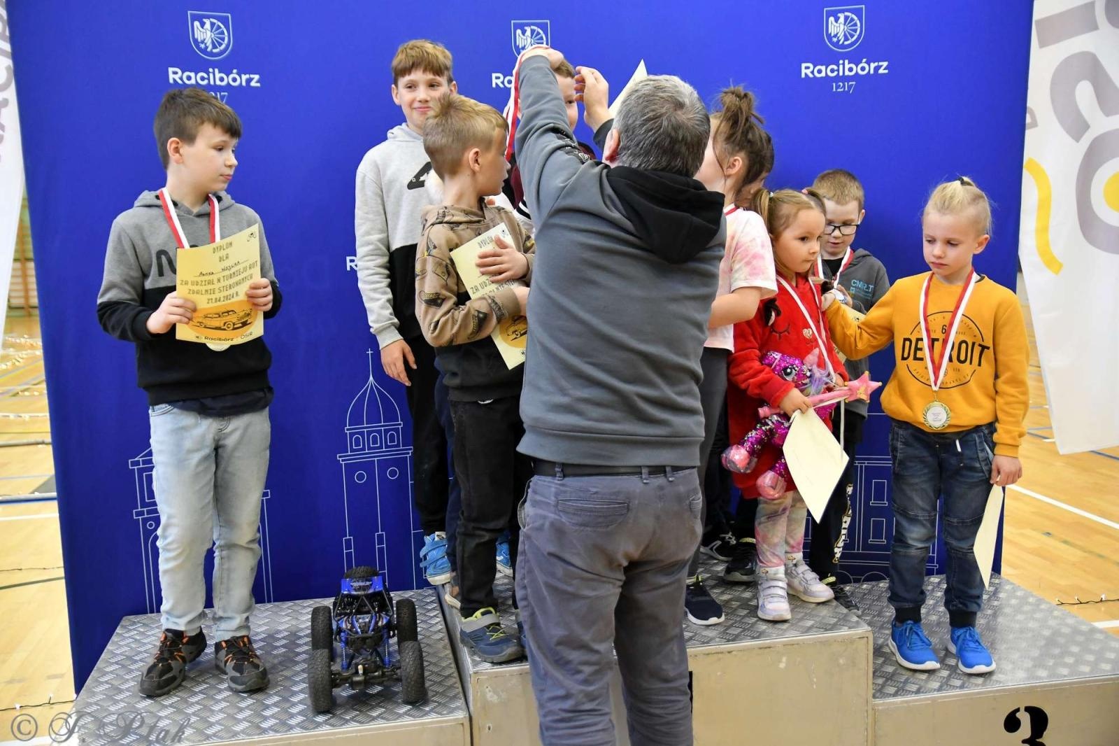 Zdjęcie w galerii na portalu naszraciborz.pl: Zdalnie sterowane wyścigi w Arenie Rafako [FOTO i WIDEO] wiadomości z regionu